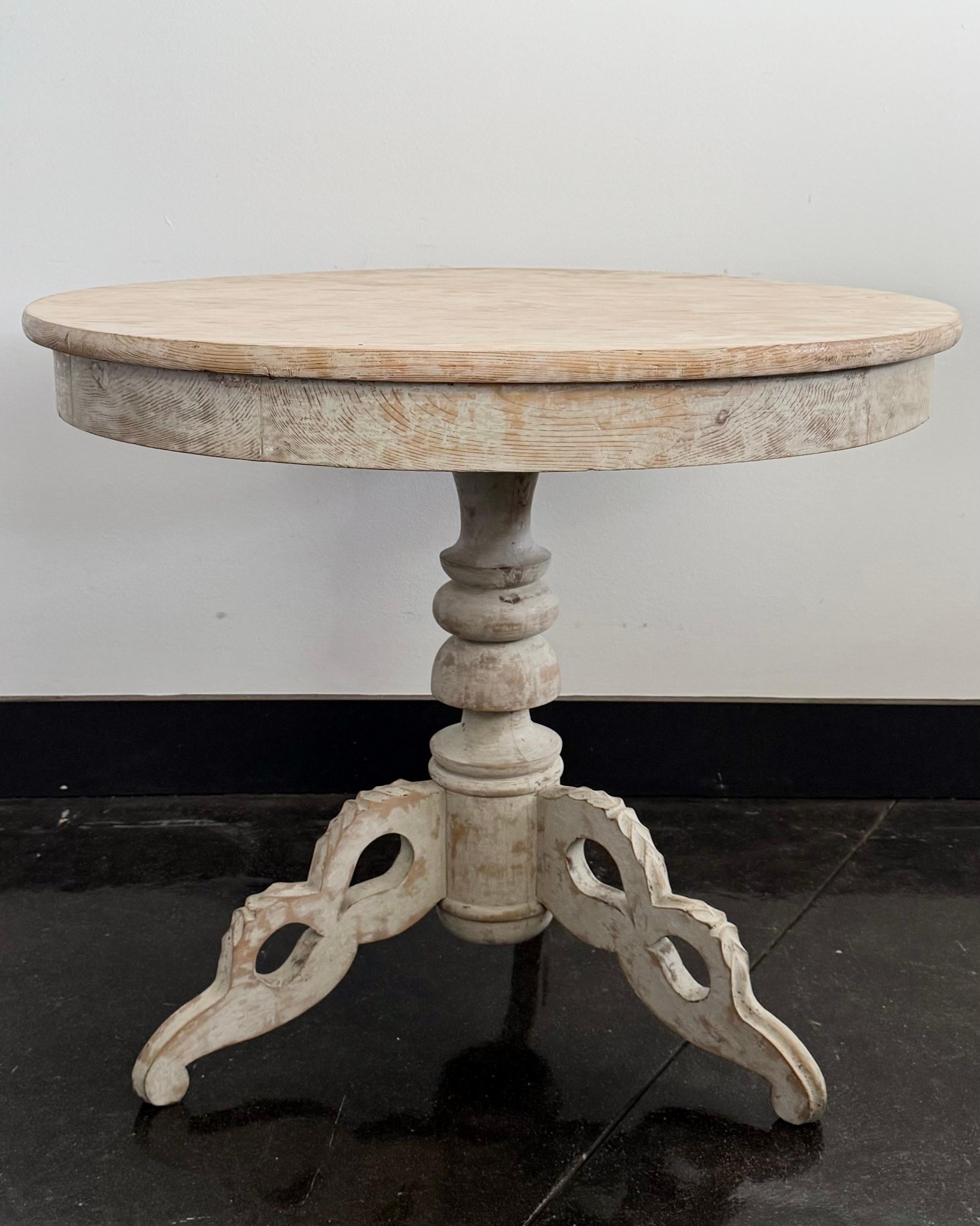 19th Century Swedish Painted Pedestal Centre Table For Sale at 1stDibs