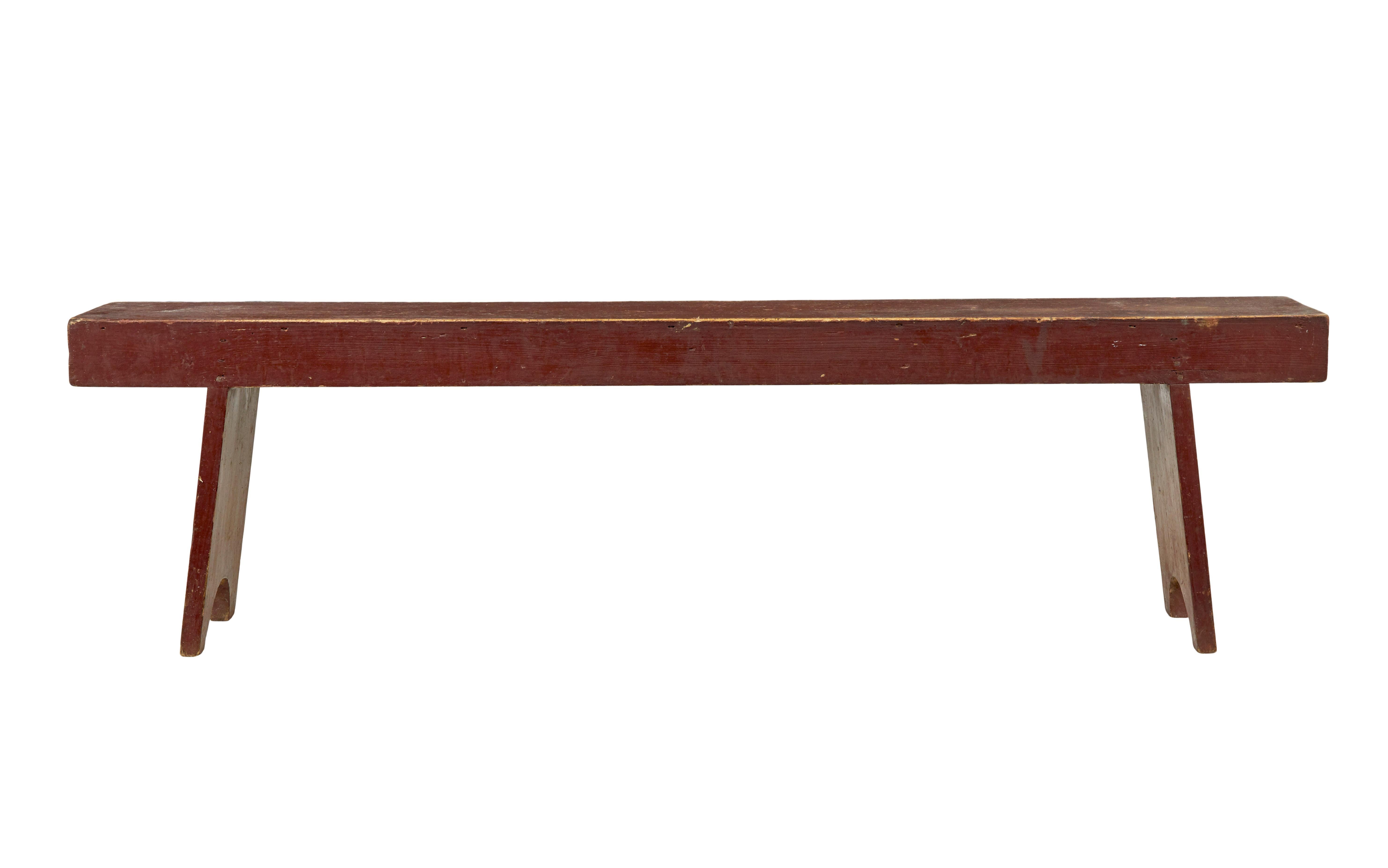Banc suédois en pin peint du XIXe siècle, vers 1890.

Un meuble pratique de bonne qualité, prêt à être utilisé tous les jours dans la maison.  Assise et extrémités en planches simples, peintes dans une peinture rousse.

Parfait pour s'asseoir dans