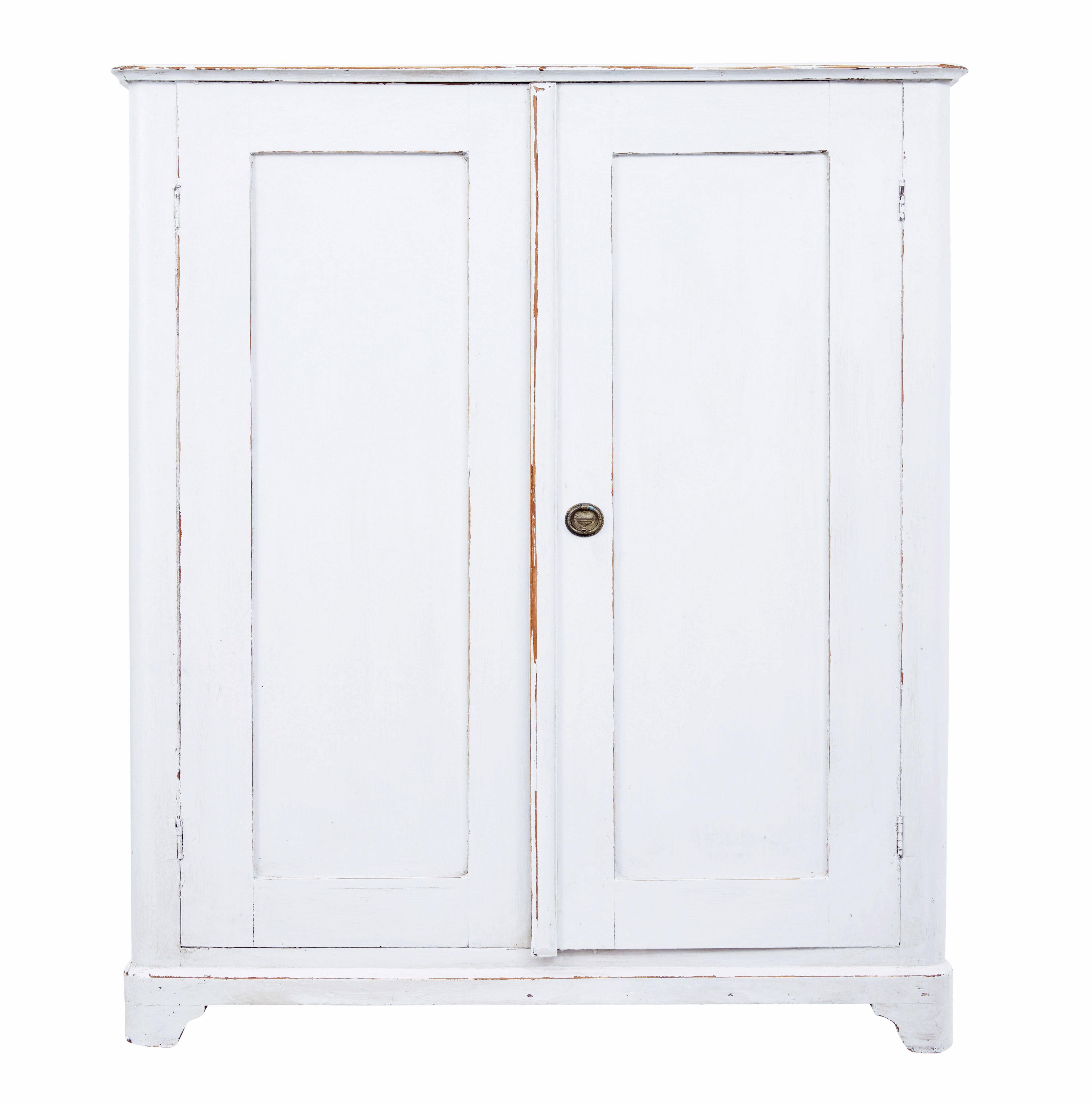 Credenza svedese in pino dipinto del XIX secolo, circa 1880.

Pratico pezzo di arredamento rustico, successivamente dipinto in un colore bianco sporco che mostra segni di usura.

Le doppie ante si aprono su un interno parzialmente attrezzato, con 3