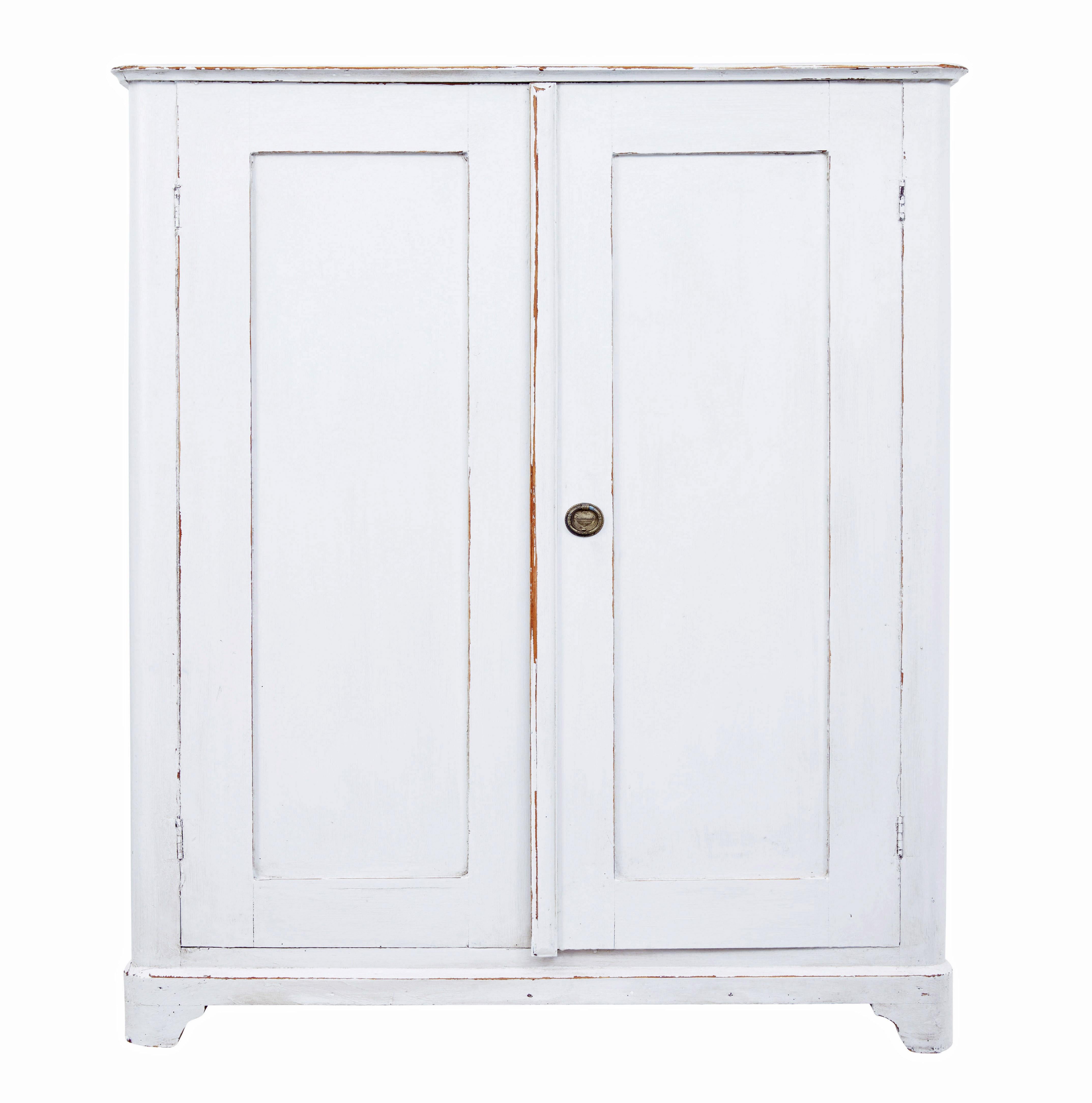 Credenza svedese in pino dipinto del XIX secolo, circa 1880.

Pratico pezzo di arredamento rustico, successivamente dipinto in un colore bianco sporco che mostra segni di usura.

Le doppie ante si aprono su un interno parzialmente attrezzato, con 3