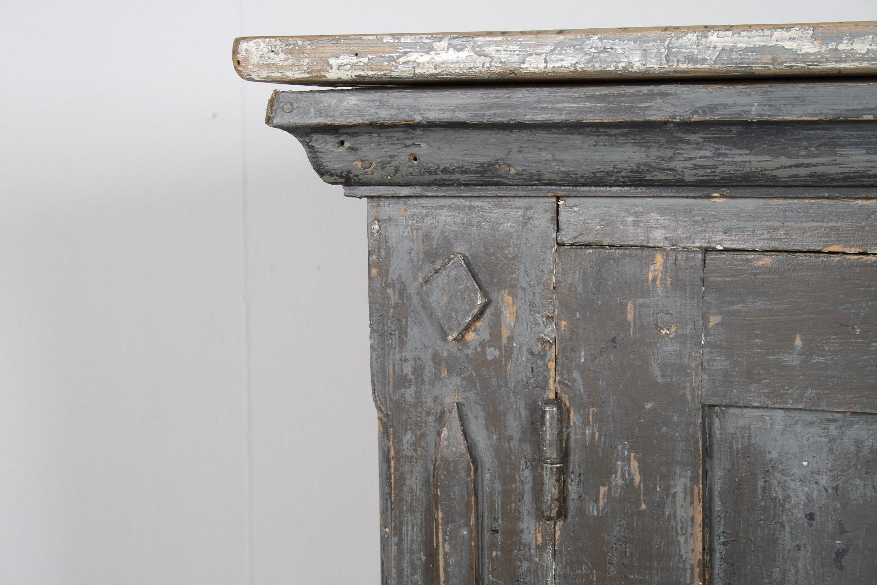 Armoire de rangement suédoise peinte en pin gris original finition rustique du 19ème siècle en vente 3