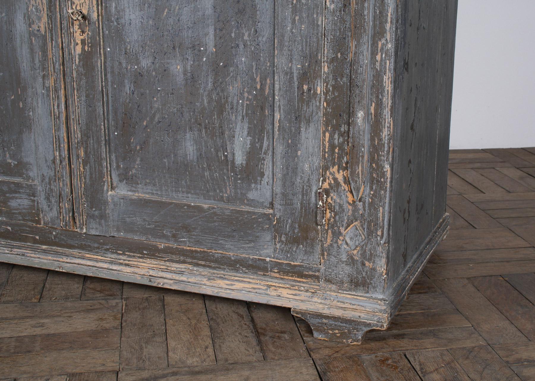 Armoire de rangement suédoise peinte en pin gris original finition rustique du 19ème siècle en vente 4