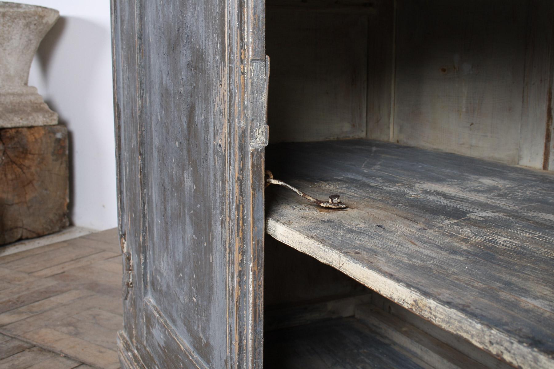 Armoire de rangement suédoise peinte en pin gris original finition rustique du 19ème siècle en vente 6