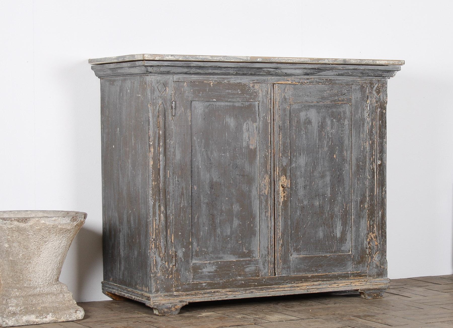 Gustavien Armoire de rangement suédoise peinte en pin gris original finition rustique du 19ème siècle en vente