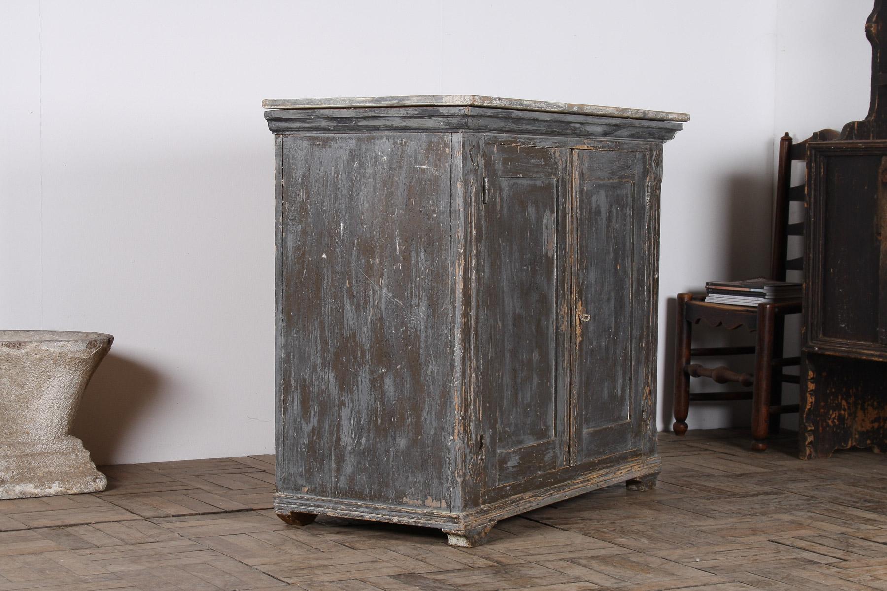 Armoire de rangement suédoise peinte en pin gris original finition rustique du 19ème siècle Bon état - En vente à Llanbrynmair, GB