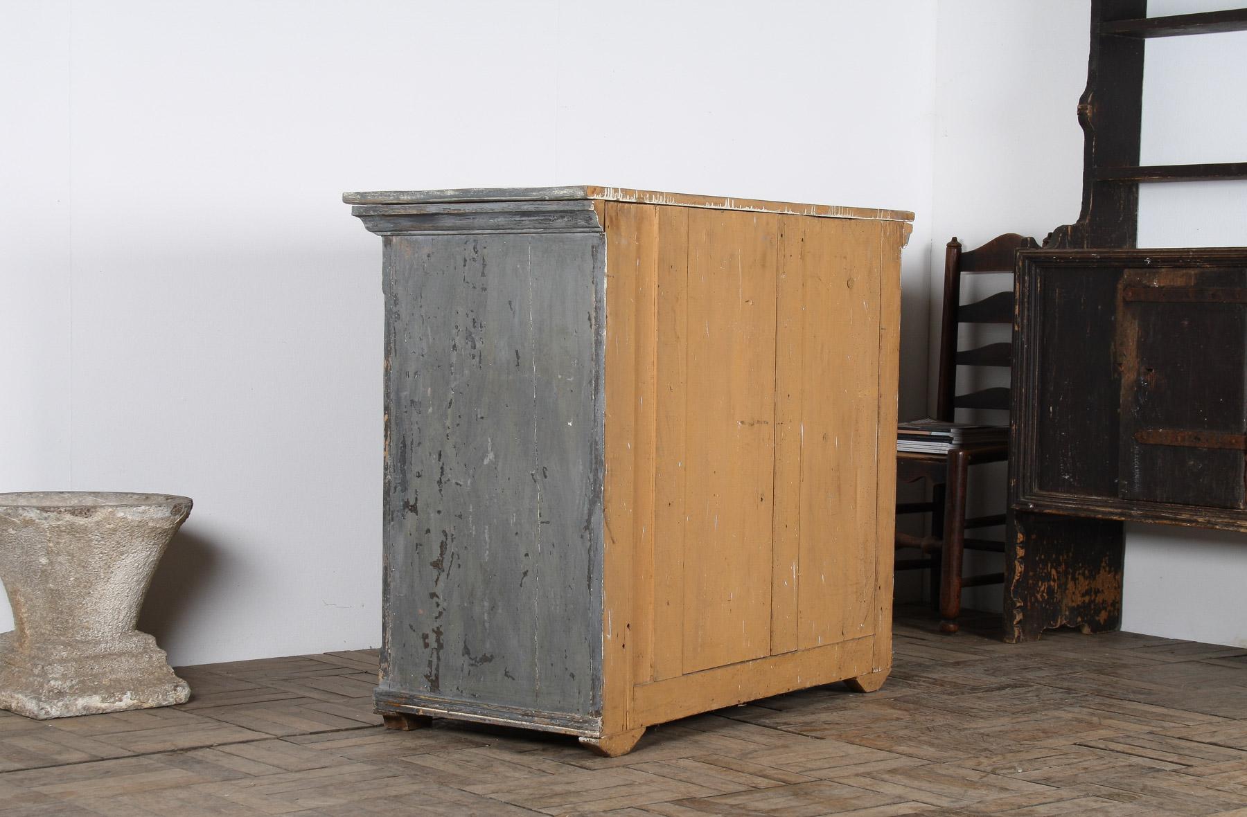 Fin du XIXe siècle Armoire de rangement suédoise peinte en pin gris original finition rustique du 19ème siècle en vente