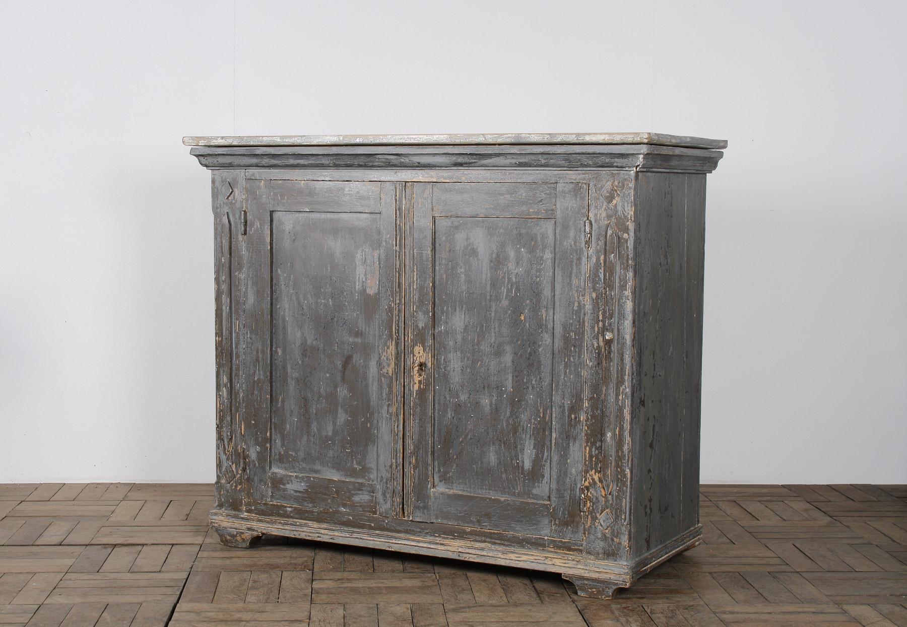 Pin Armoire de rangement suédoise peinte en pin gris original finition rustique du 19ème siècle en vente