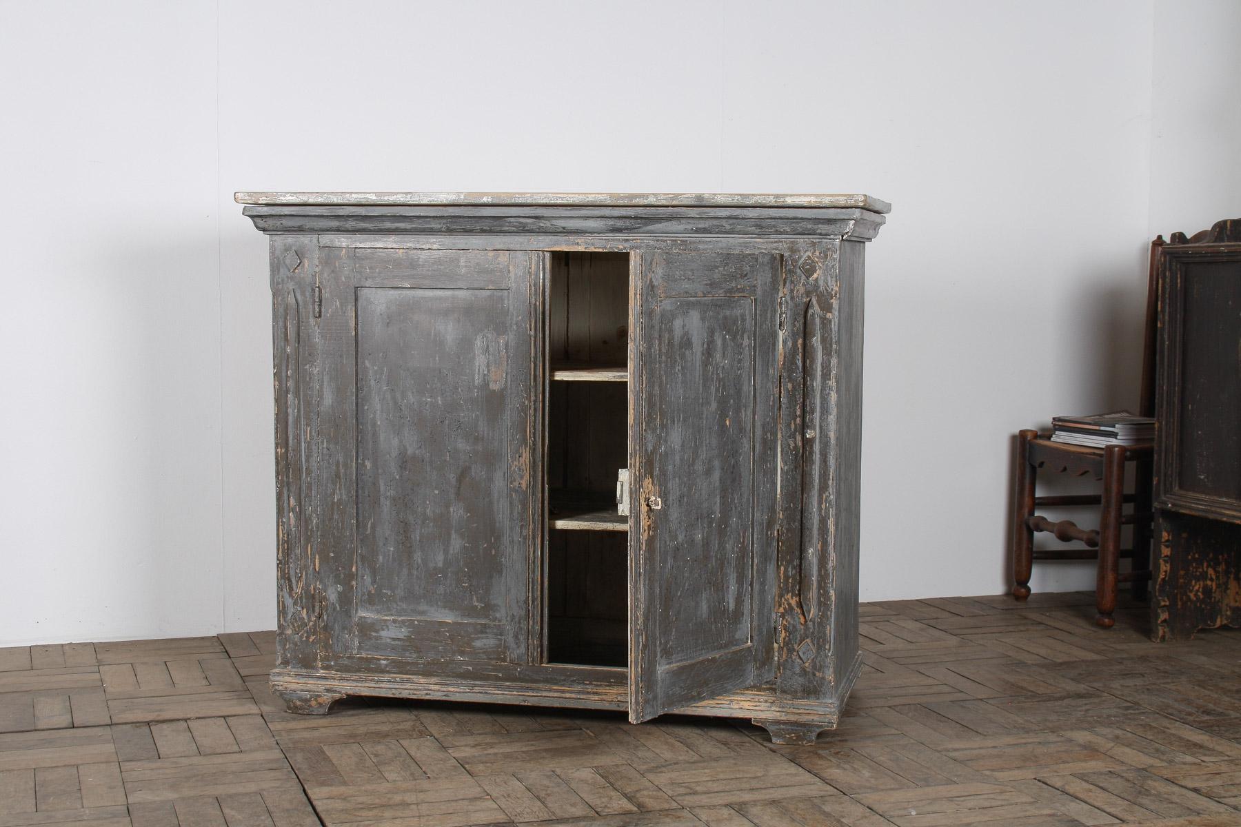 Armoire de rangement suédoise peinte en pin gris original finition rustique du 19ème siècle en vente 1