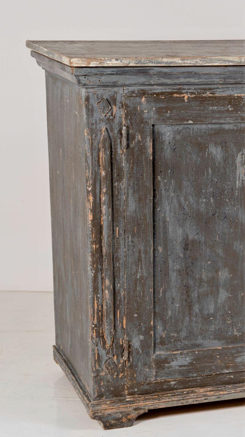 Armoire de rangement suédoise peinte en pin gris original finition rustique du 19ème siècle en vente 2