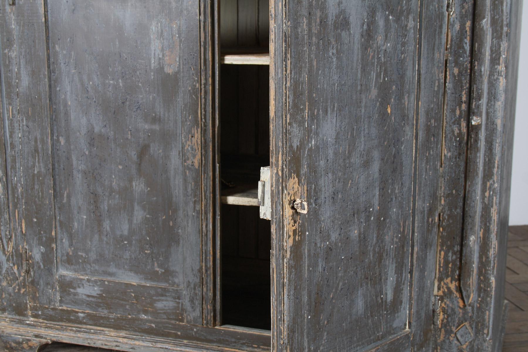 Armoire de rangement suédoise peinte en pin gris original finition rustique du 19ème siècle en vente 2