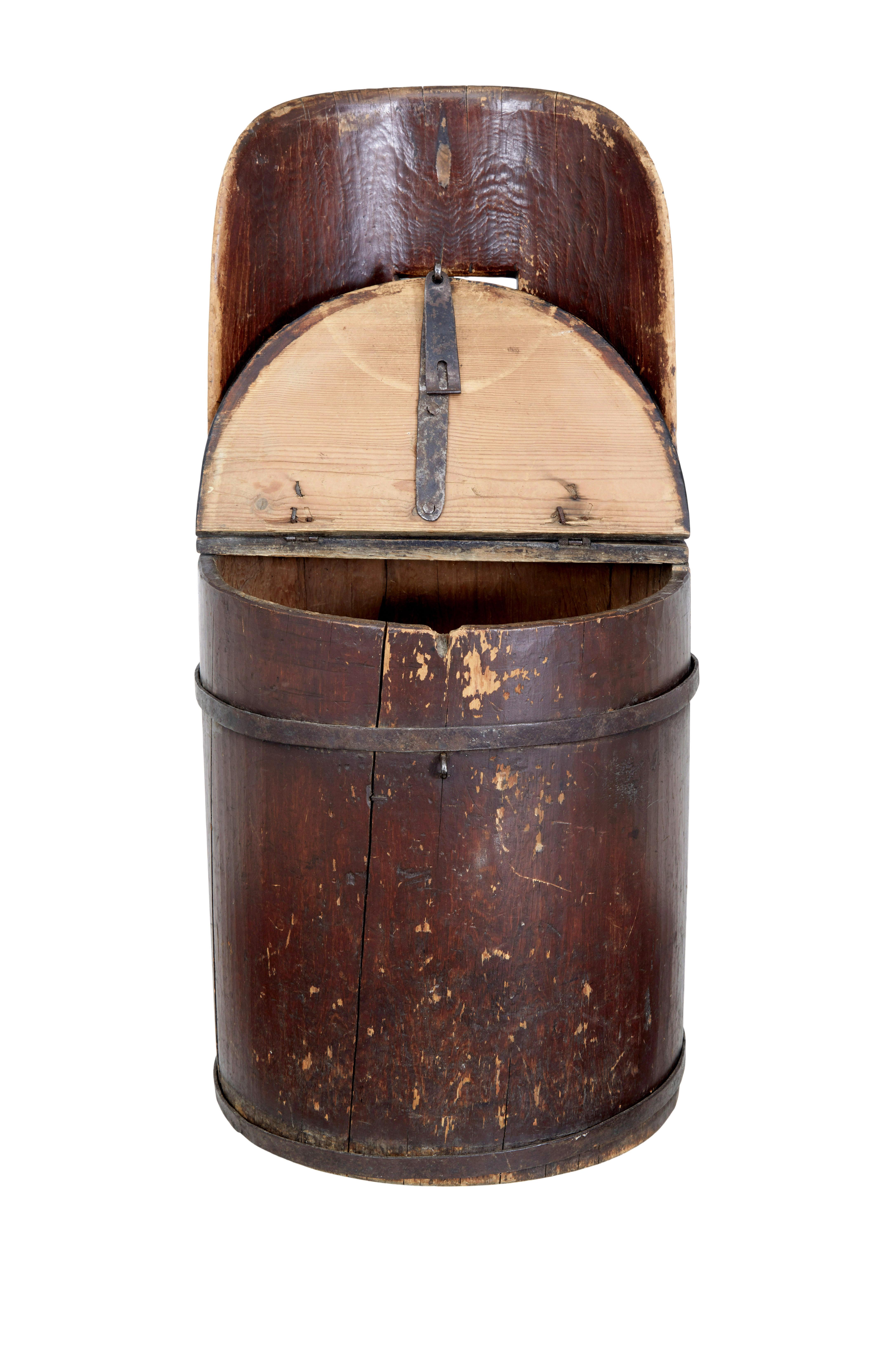 Chaise creusée en pin suédois du 19e siècle, vers 1870.

Meuble rustique traditionnel suédois utilisant un tronc d'arbre pour former un meuble.  Fabriqué à la main à partir d'un tronc pour former un petit siège avec couvercle pour le rangement. 