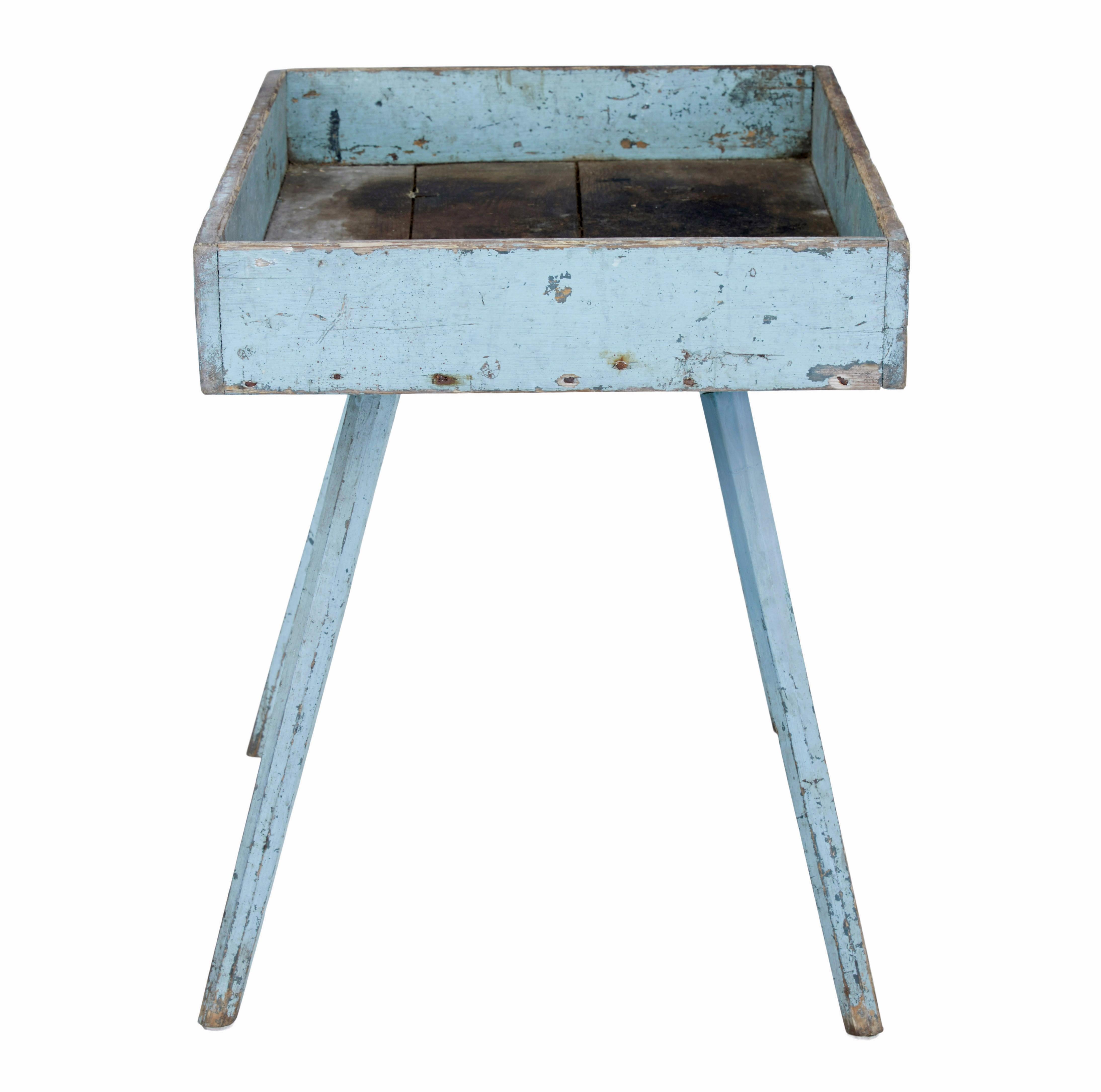19th century Swedish painted pine garden room tray table In Good Condition For Sale In Debenham, Suffolk