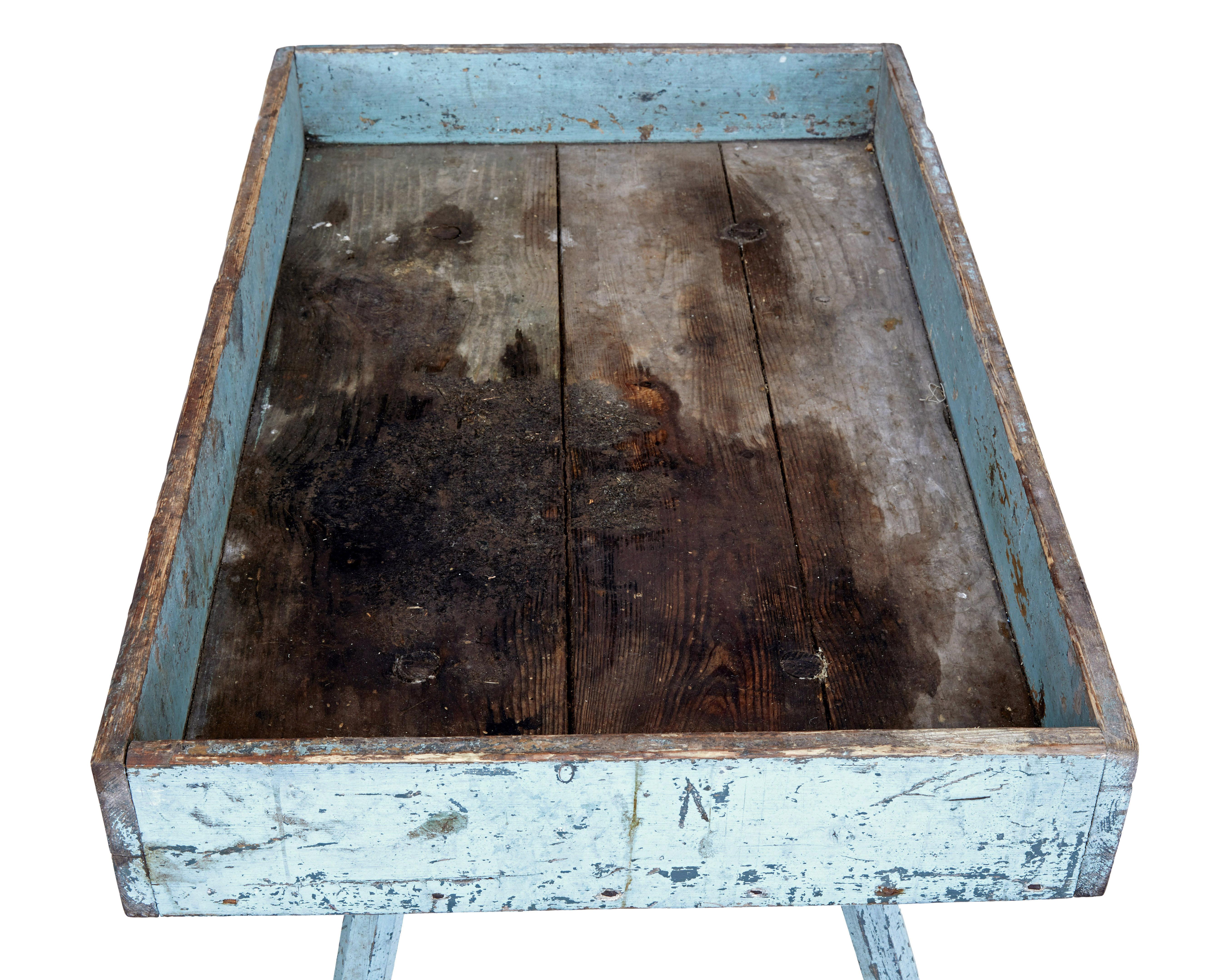 Pine 19th century Swedish painted pine garden room tray table For Sale