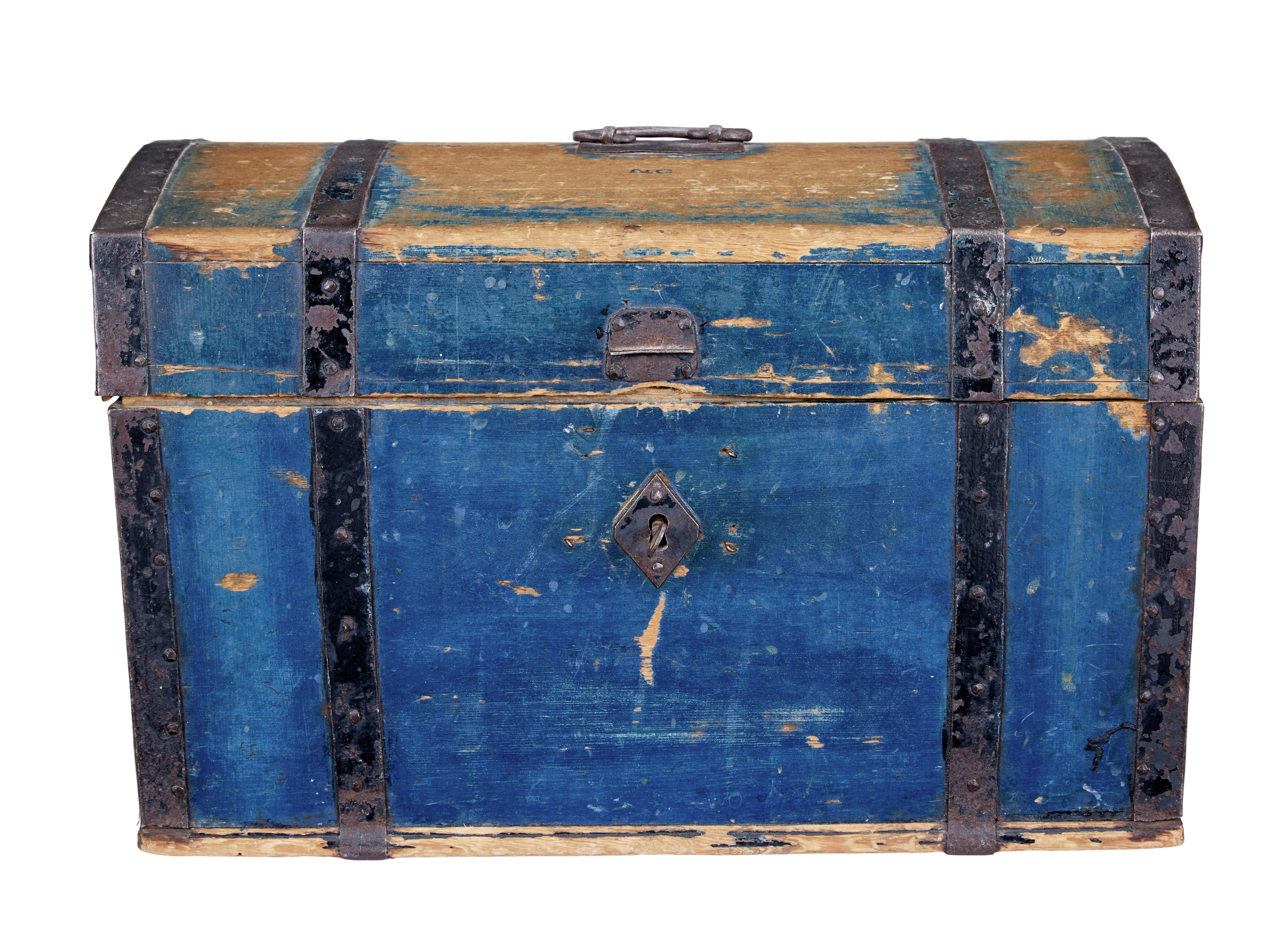 19th century Swedish painted pine metal bound dome top box Rústico en venta