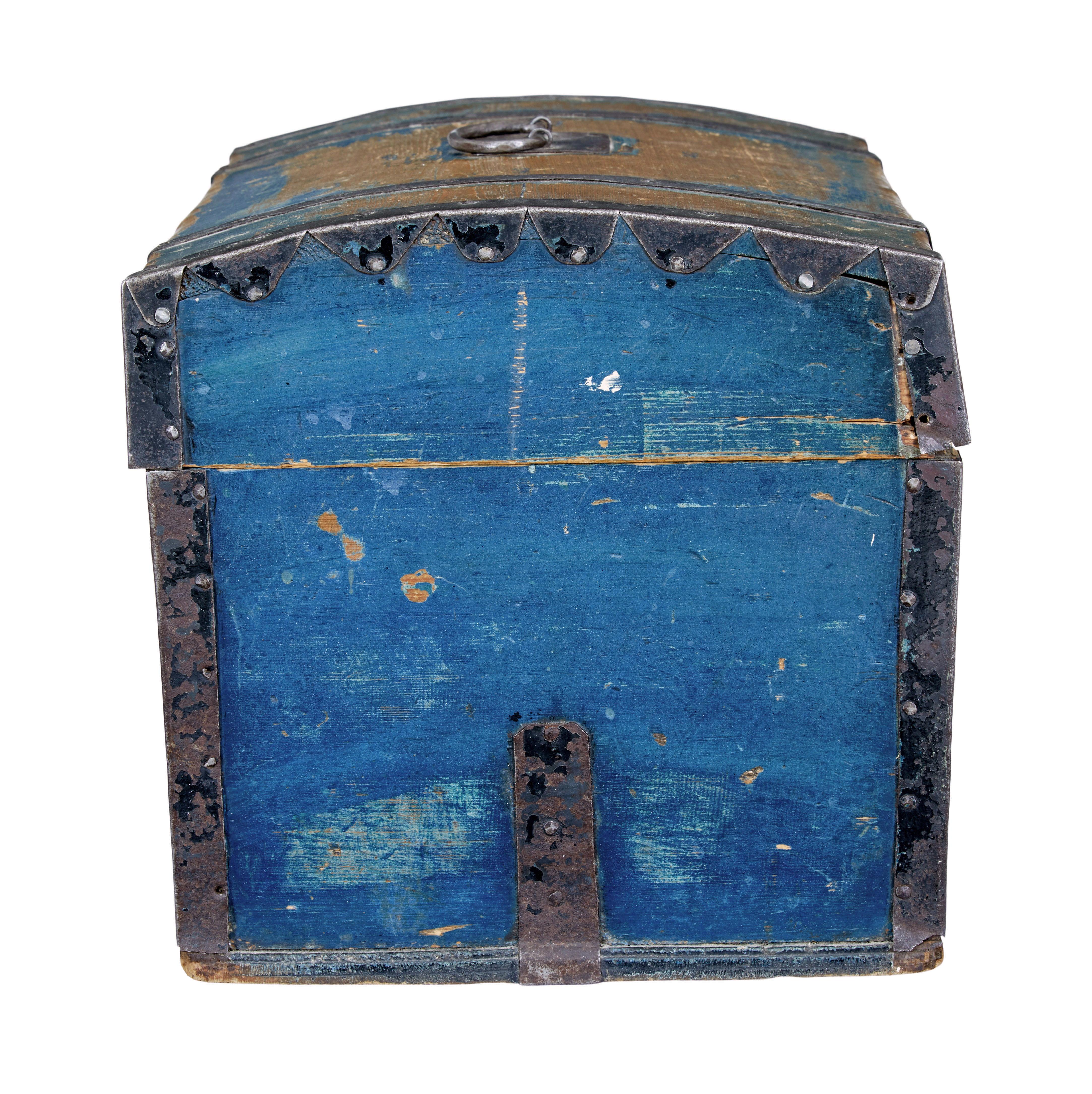 19th century Swedish painted pine metal bound dome top box Sueco en venta