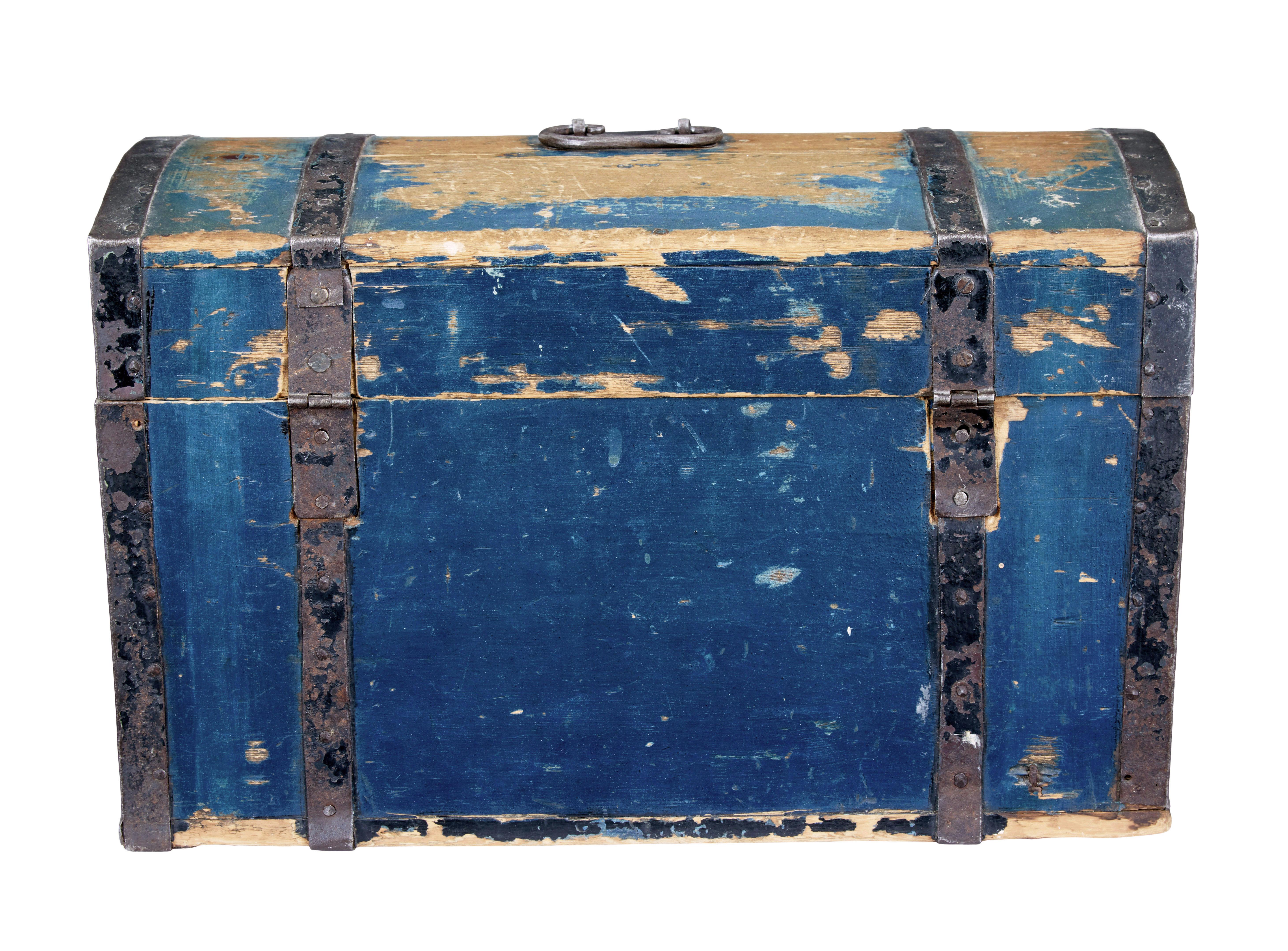 19th century Swedish painted pine metal bound dome top box Hecho a mano en venta
