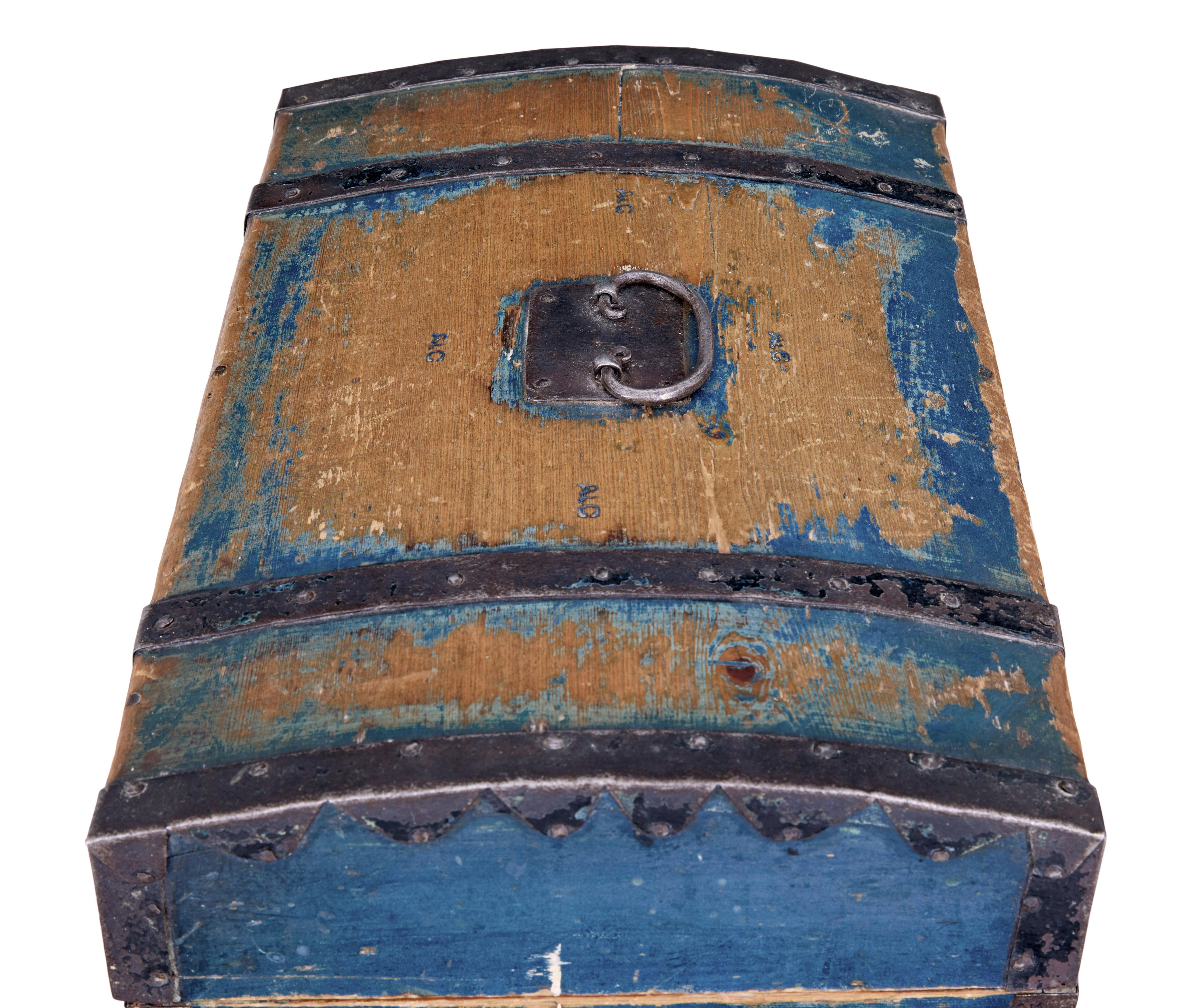 19th century Swedish painted pine metal bound dome top box siglo XIX en venta