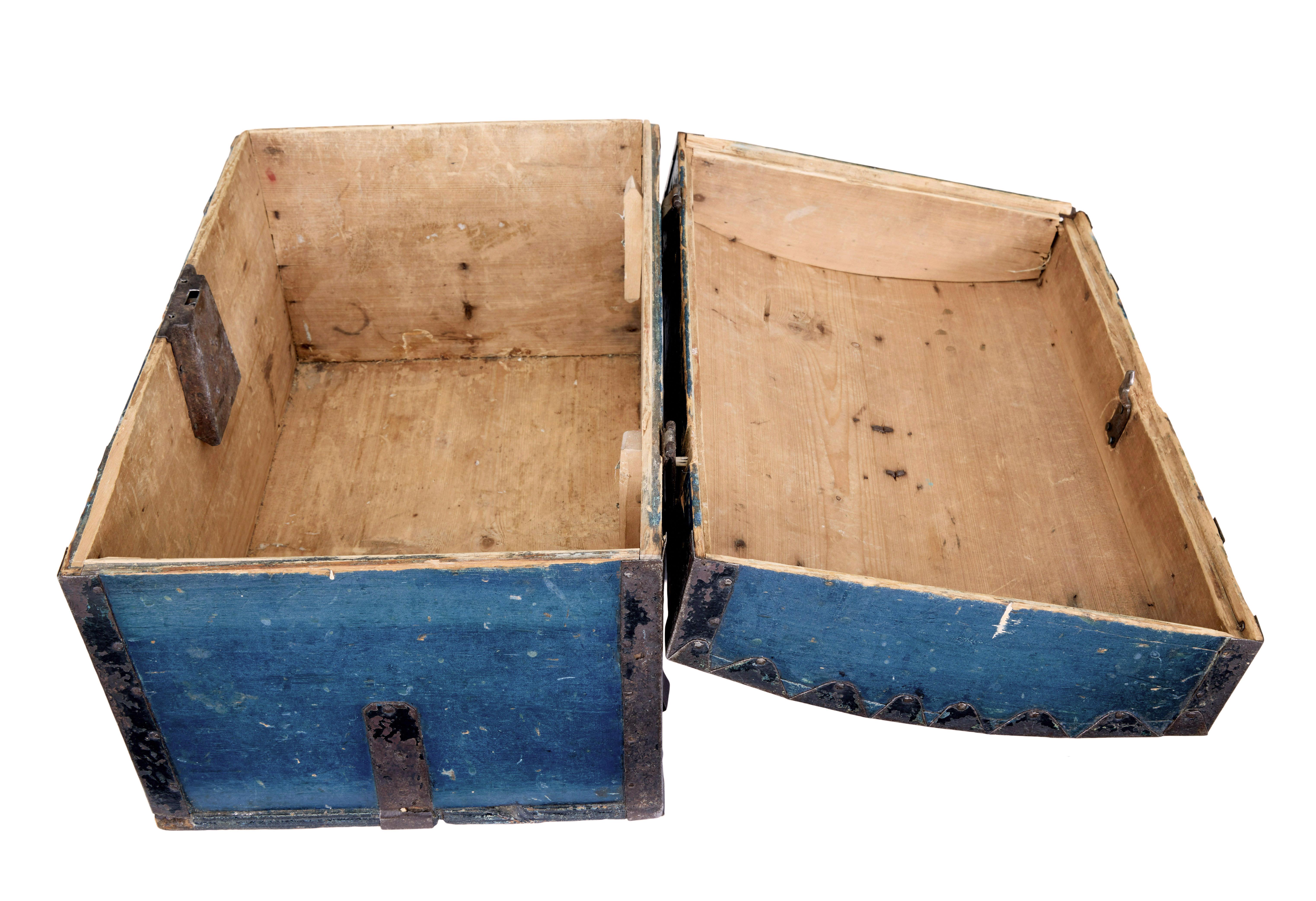 19th century Swedish painted pine metal bound dome top box Metal en venta