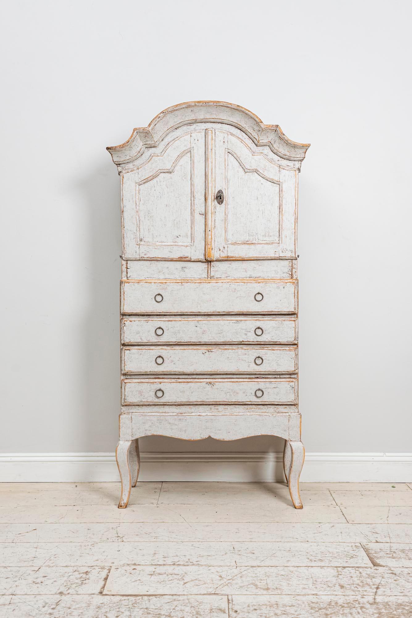19th Century Swedish Painted Rococo Cabinet or Cupboard In Good Condition In London, GB