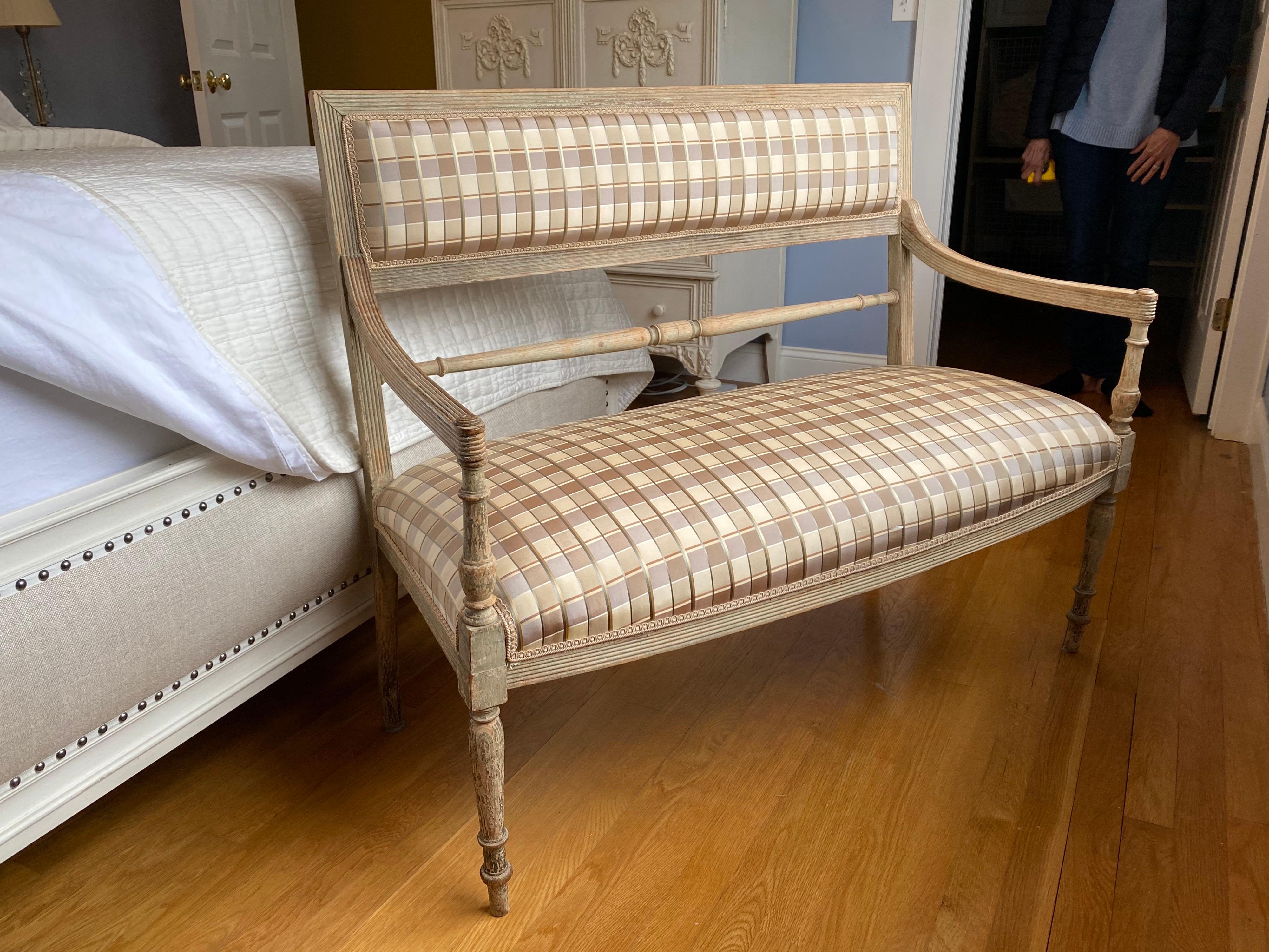 19th Century Swedish painted settee in silk plaid.
Lovely design.
Structurally sound, silk plaid ripped on along upper back. Age to finish consistent with use.
Measures: 42.25