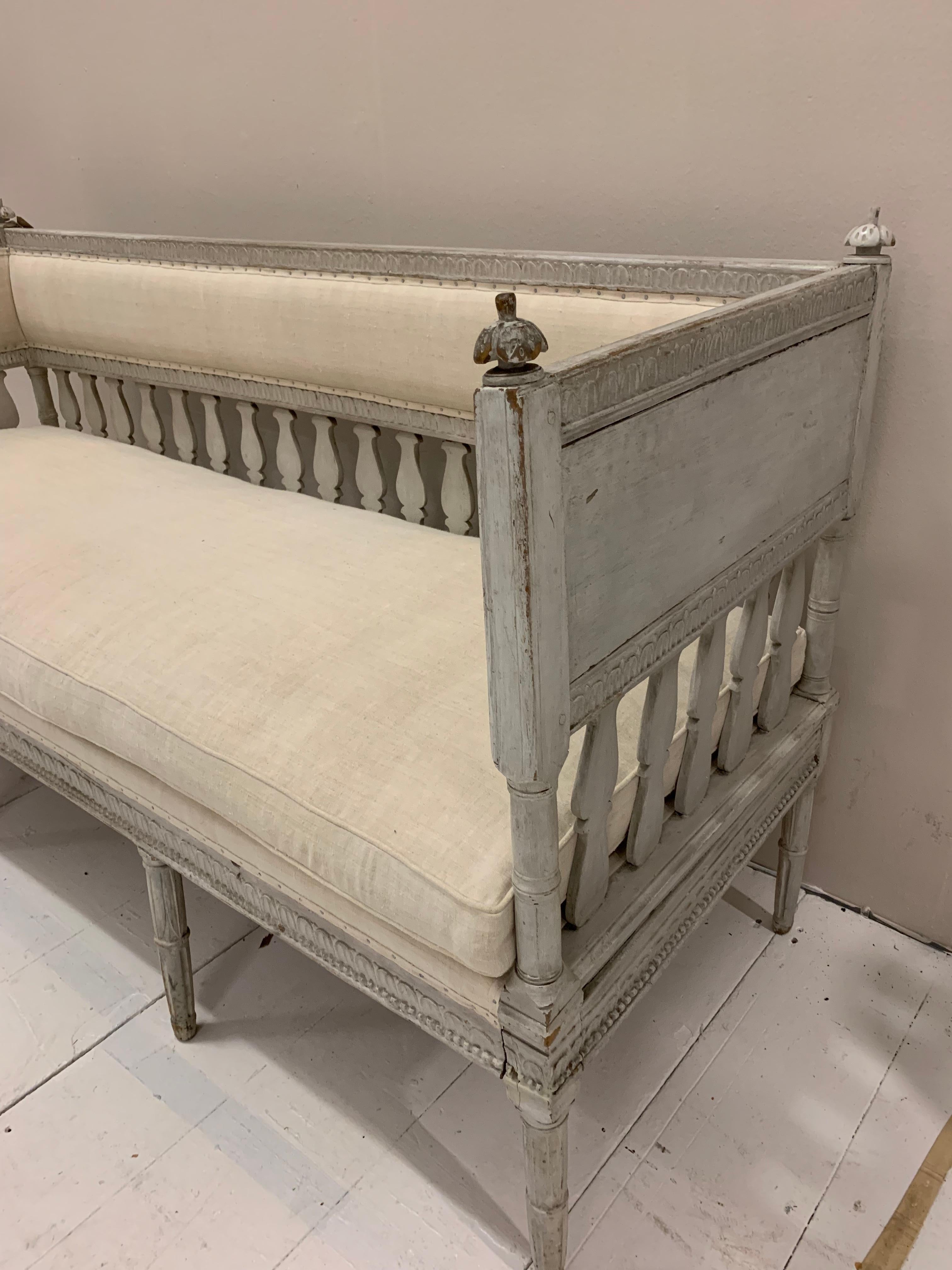 19th Century Swedish Painted Sofa with Decorative Detail in the Gustavian Style 4
