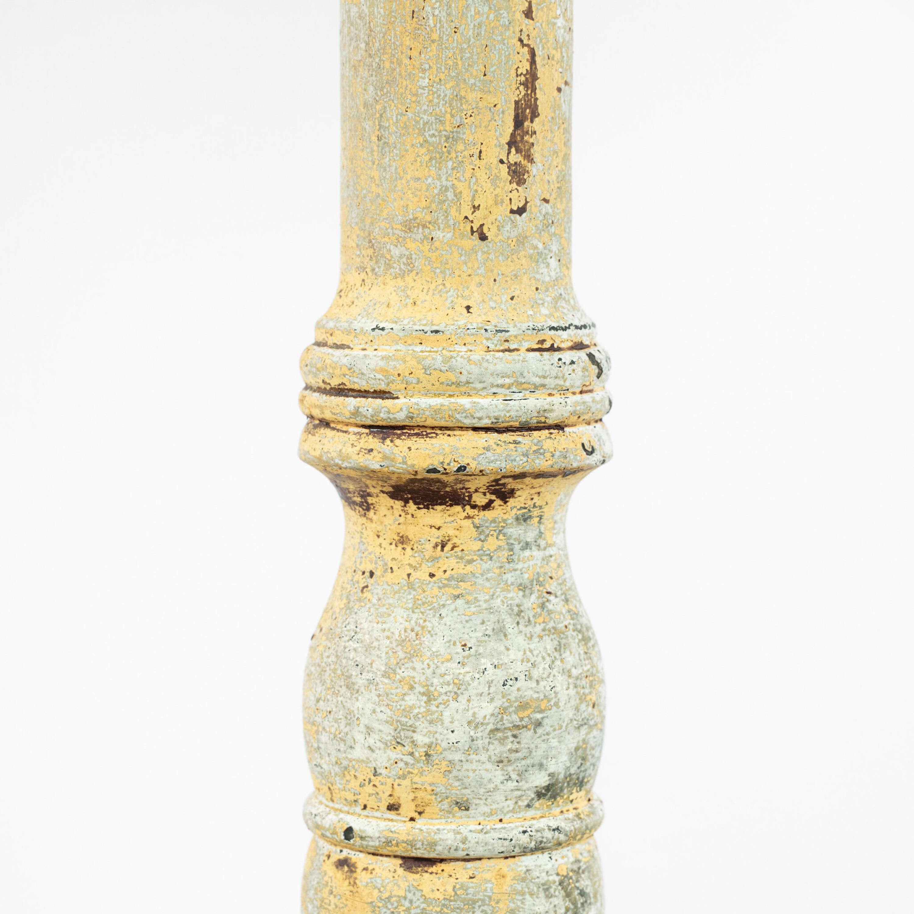 Table tripode peinte à la suédoise.
Avec de la peinture jaune grattée.

Suède, vers 1860.

Hauteur - 75cm
Diamètre - 55,5 cm

Veuillez envoyer un message si vous avez besoin de plus d'informations ou de photos. 
EXPÉDITION
Les devis présentés sont