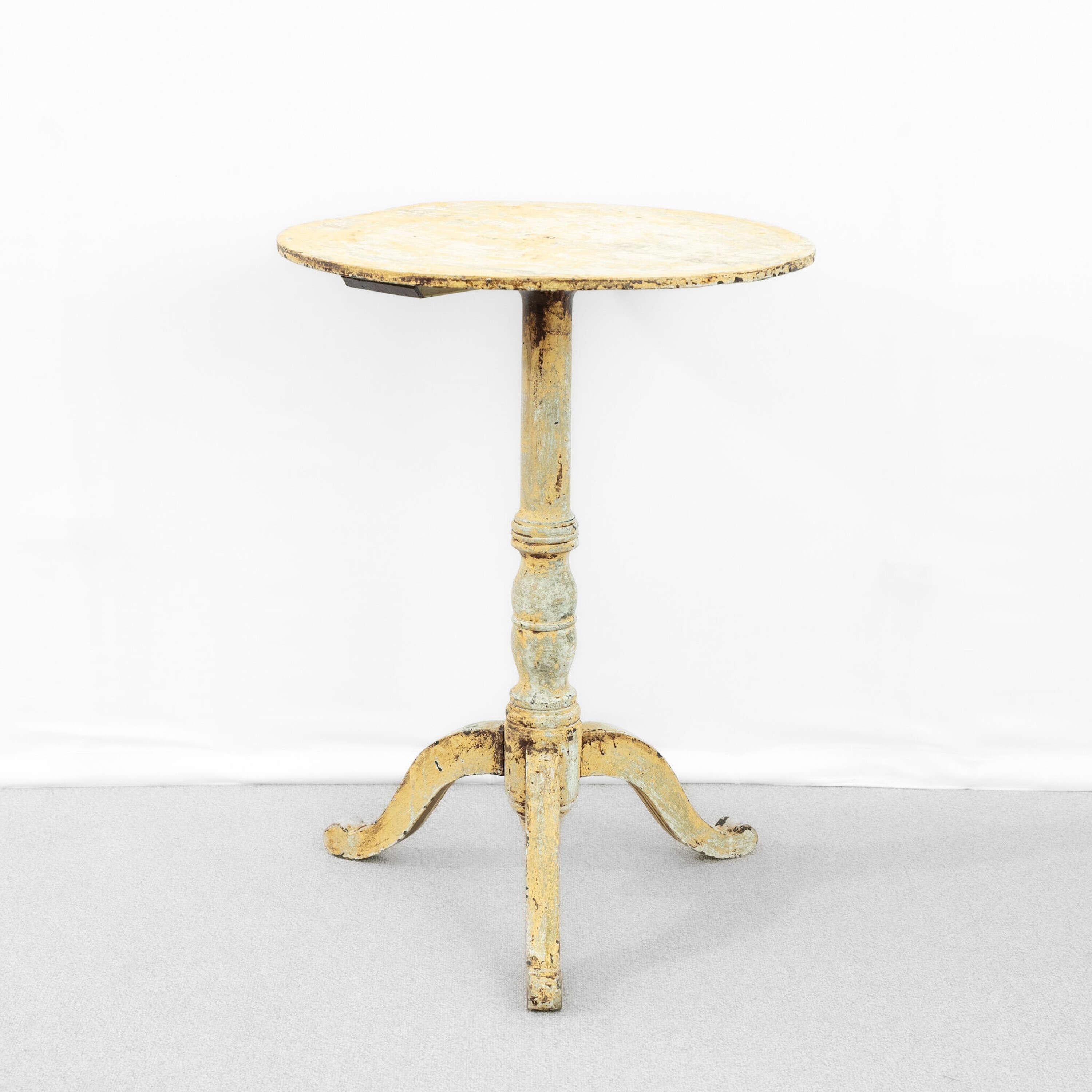 Suédois Table tripode suédoise peinte du 19e siècle en vente