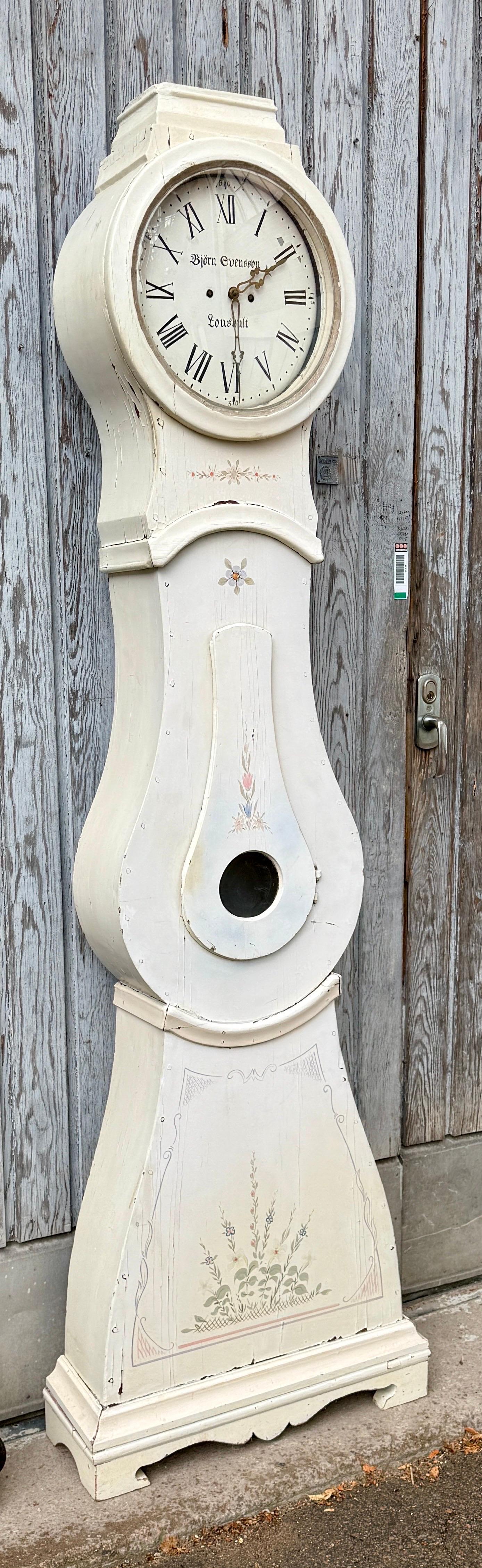 Svedese Orologio svedese del XIX secolo dipinto di bianco Mora Clocks in vendita