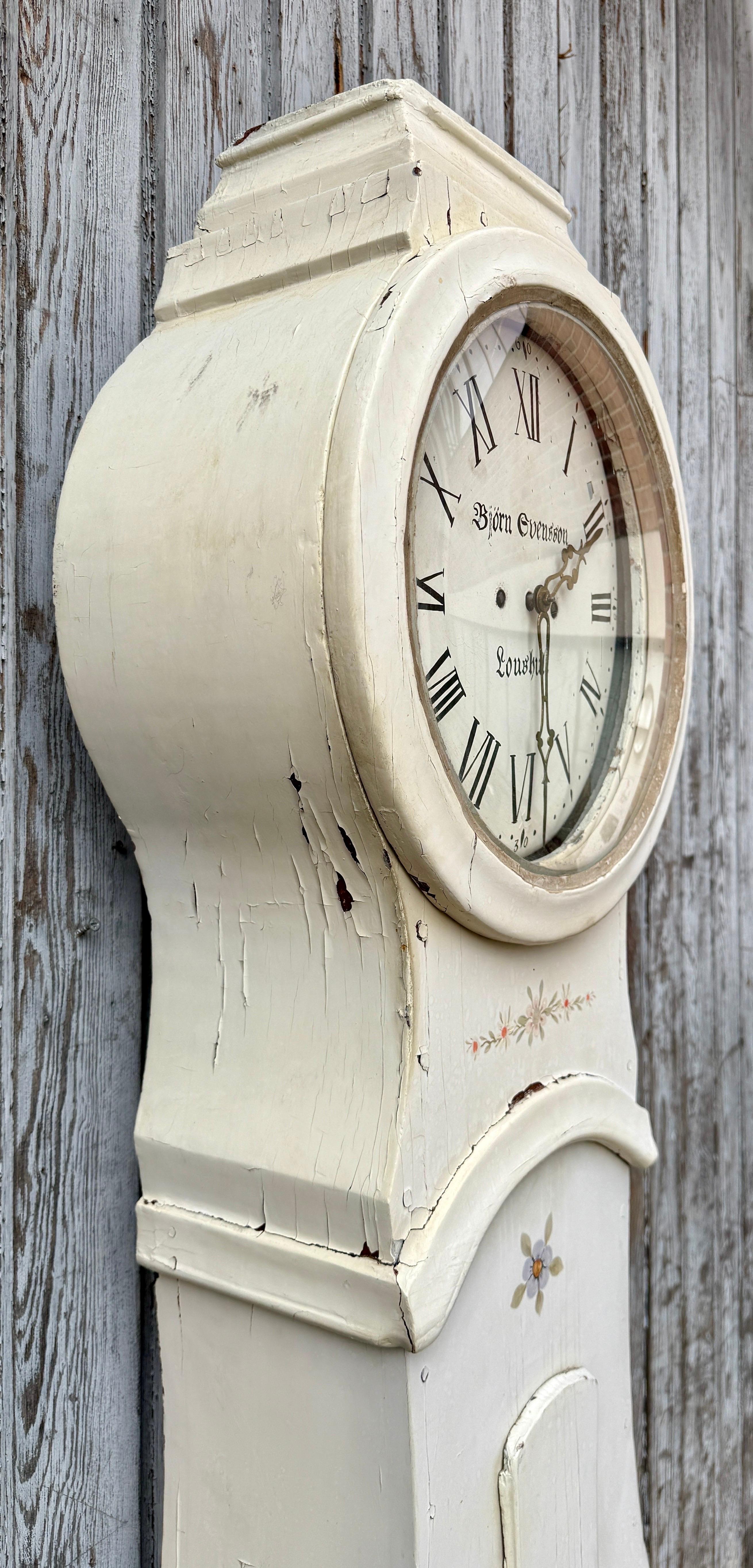 Intagliato a mano Orologio svedese del XIX secolo dipinto di bianco Mora Clocks in vendita