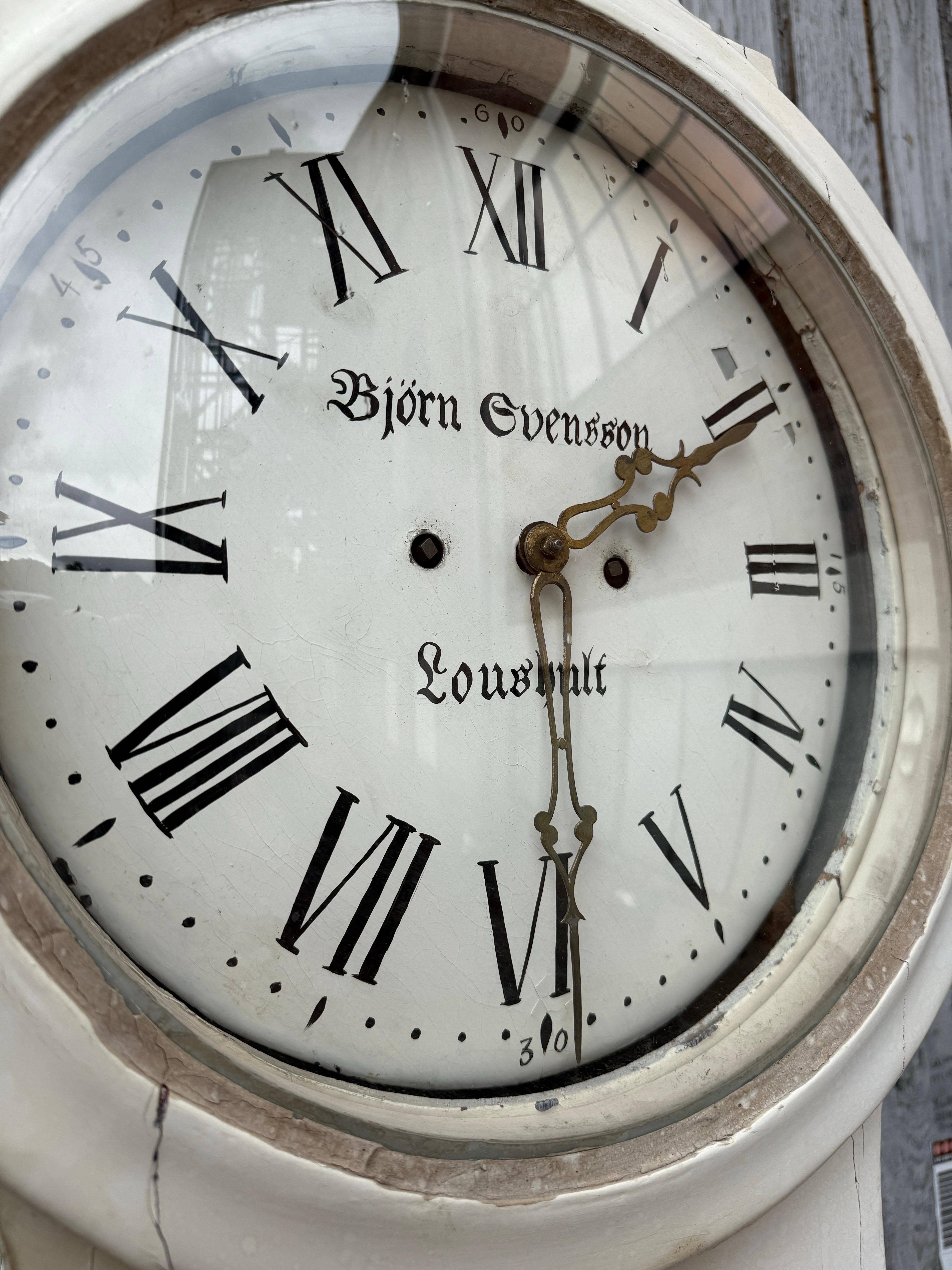 Orologio svedese del XIX secolo dipinto di bianco Mora Clocks in vendita 1
