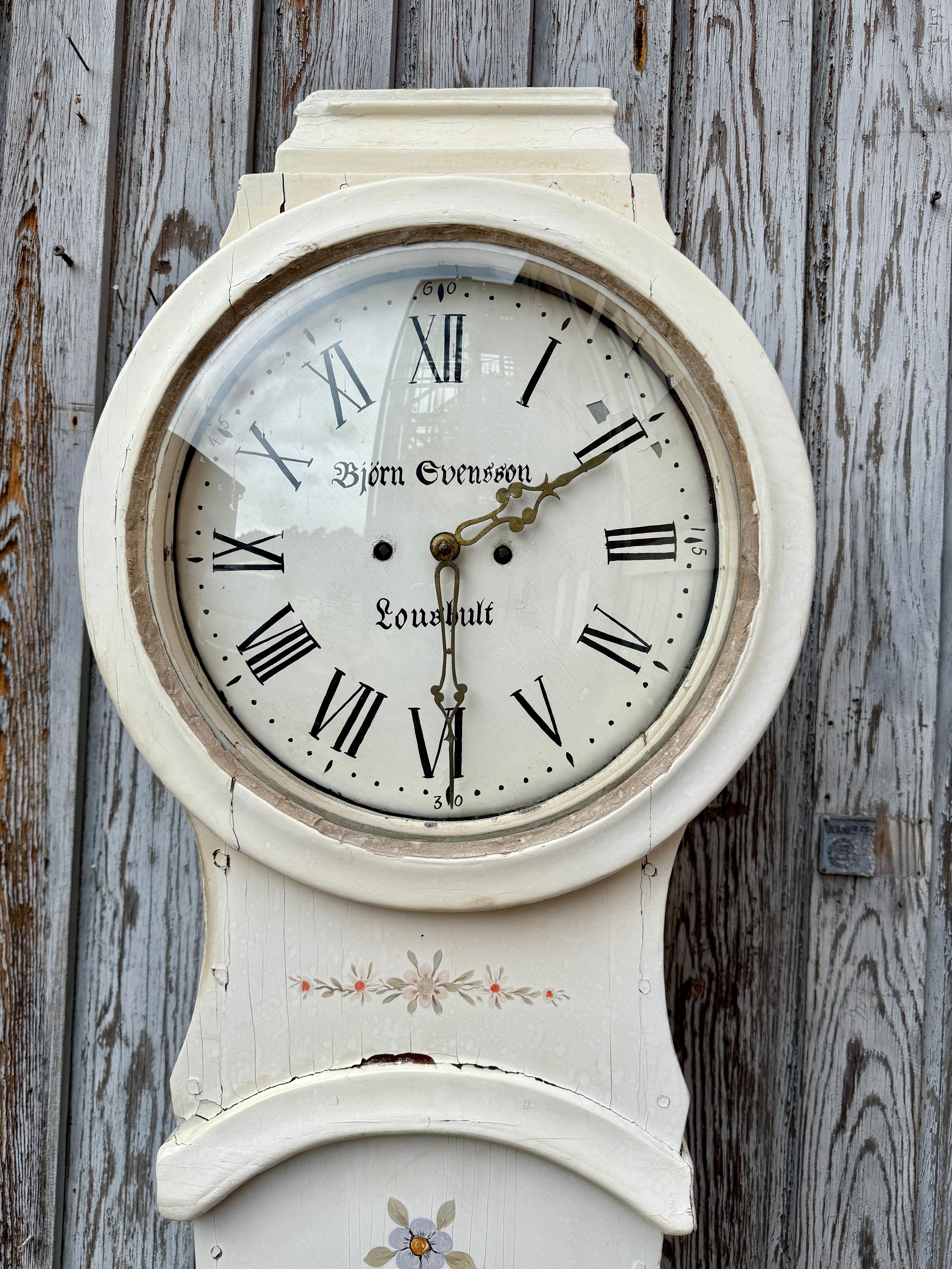 Orologio svedese del XIX secolo dipinto di bianco Mora Clocks in vendita 2