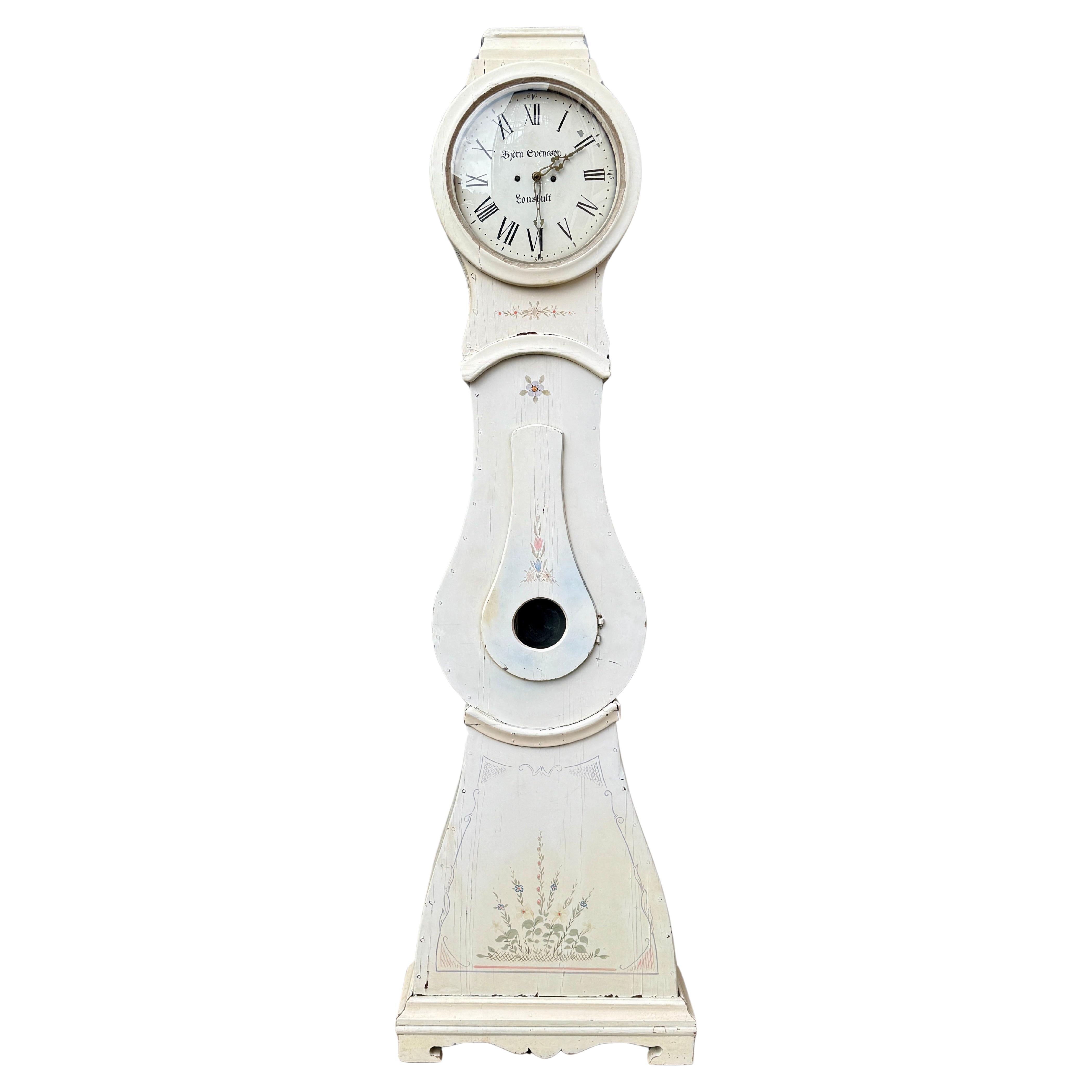 Orologio svedese del XIX secolo dipinto di bianco Mora Clocks in vendita