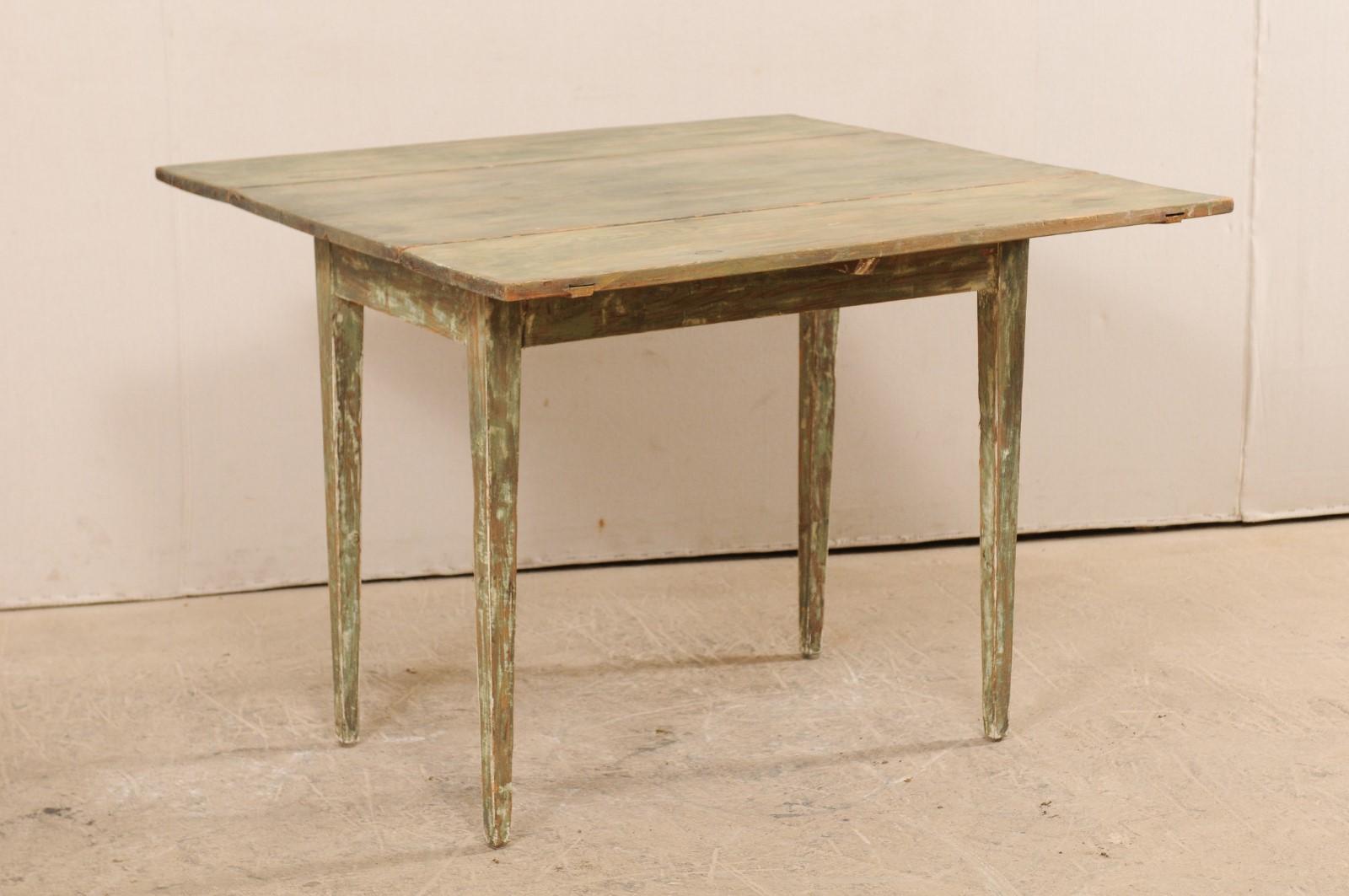 19th Century Swedish Painted Wood Drop-Leaf Table with Original Paint (19. Jahrhundert)