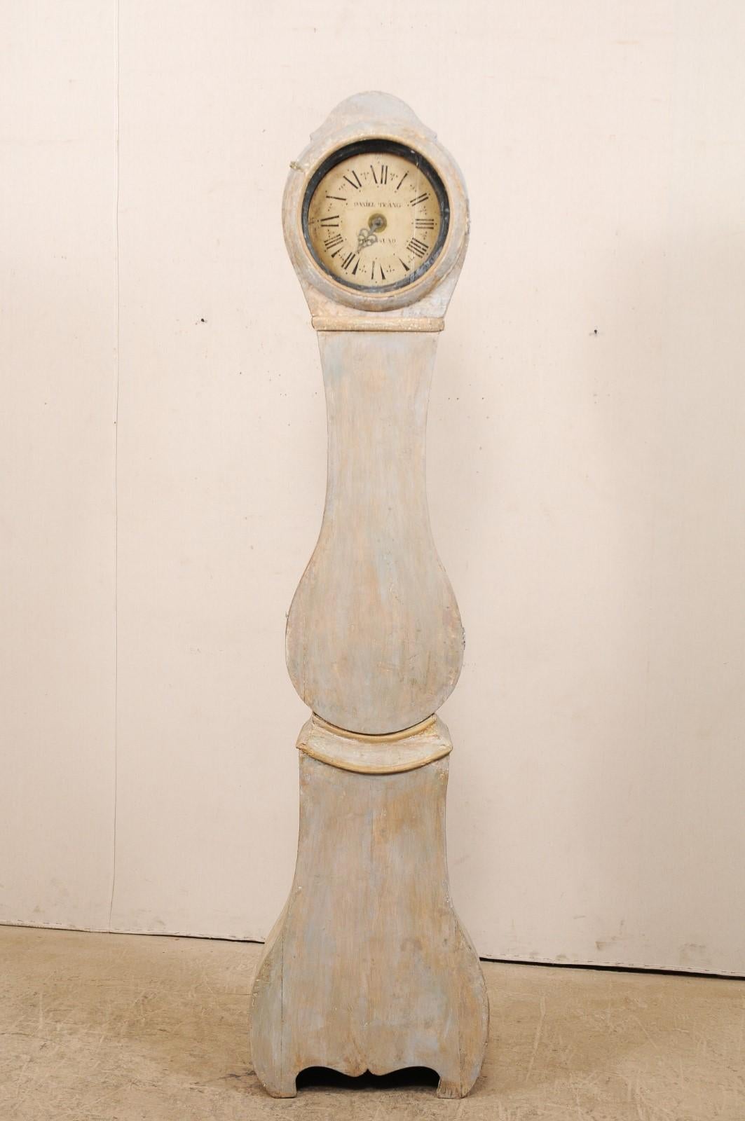 Une horloge de sol suédoise du 19ème siècle. Cette horloge ancienne de Suède est simple et sans prétention avec sa tête de forme ronde, légèrement ornée d'une crête supérieure incurvée, un cou allongé descendant sur le ventre en forme de goutte