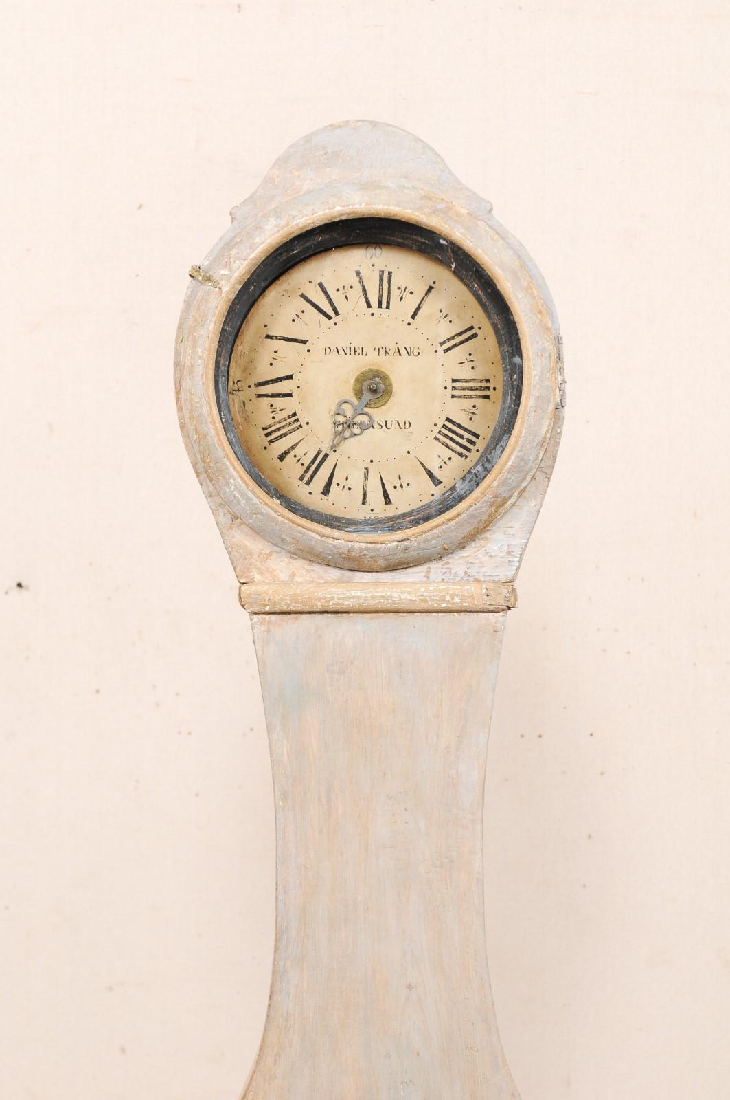 Suédois Horloge de sol suédoise en bois peint du 19ème siècle, douce avec ornements minimalistes en vente