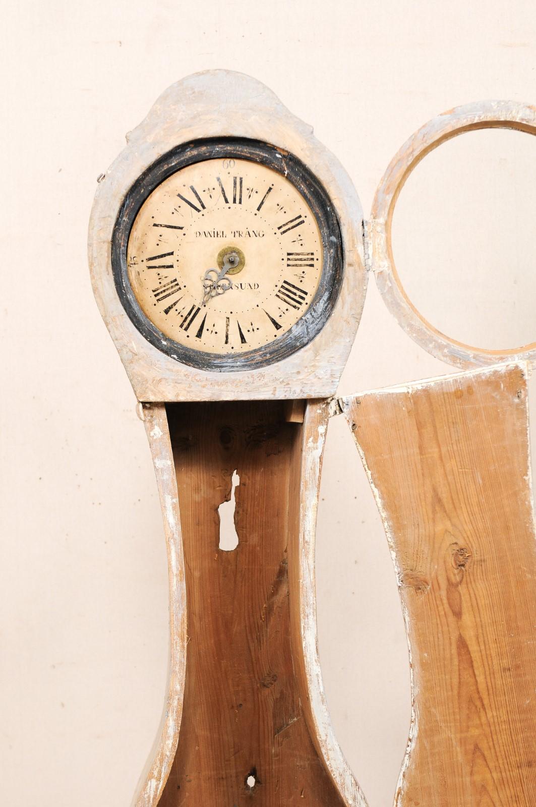 Horloge de sol suédoise en bois peint du 19ème siècle, douce avec ornements minimalistes Bon état - En vente à Atlanta, GA