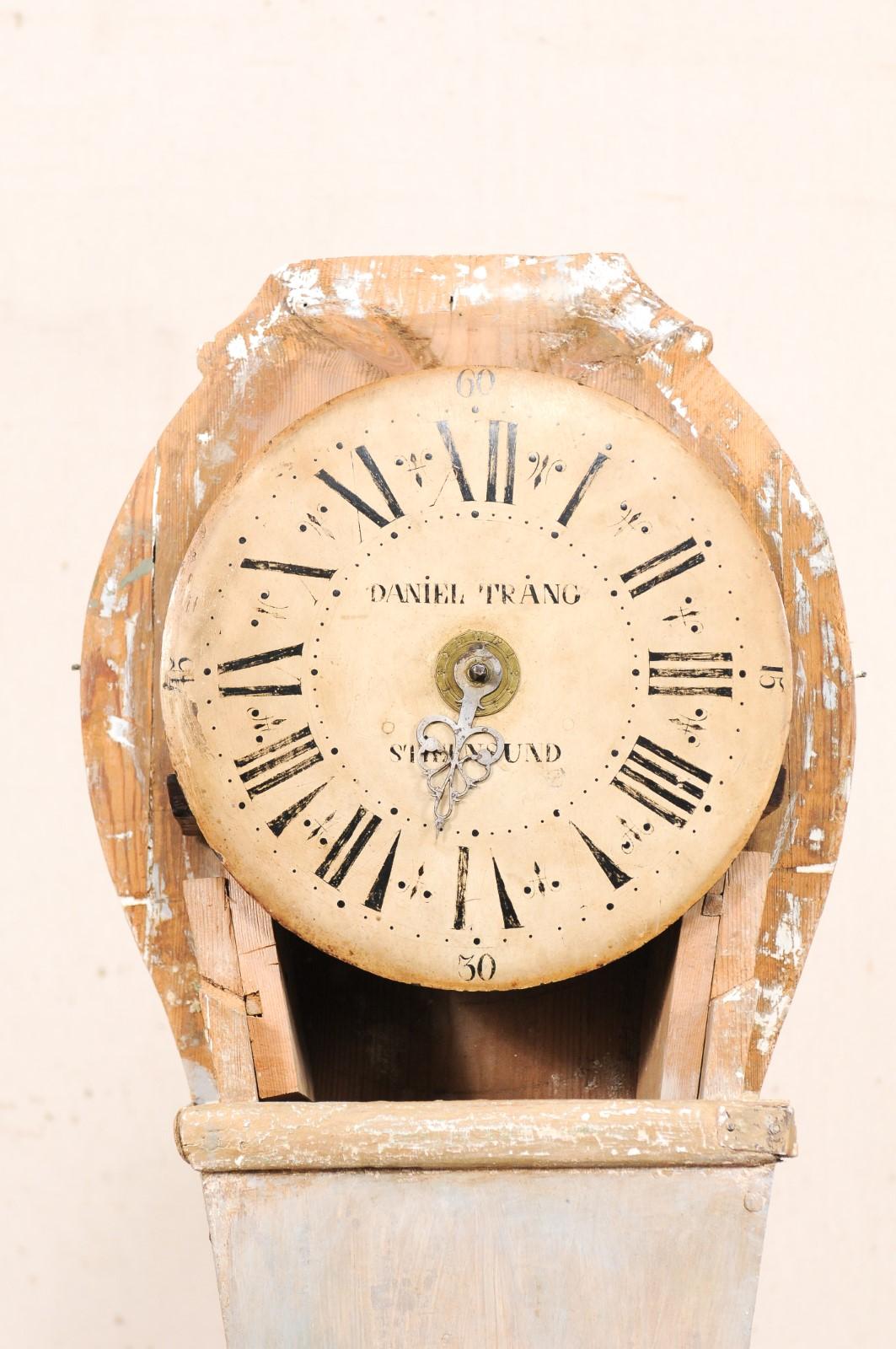 XIXe siècle Horloge de sol suédoise en bois peint du 19ème siècle, douce avec ornements minimalistes en vente