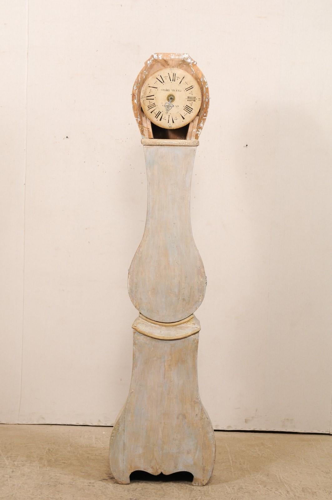 Bois Horloge de sol suédoise en bois peint du 19ème siècle, douce avec ornements minimalistes en vente