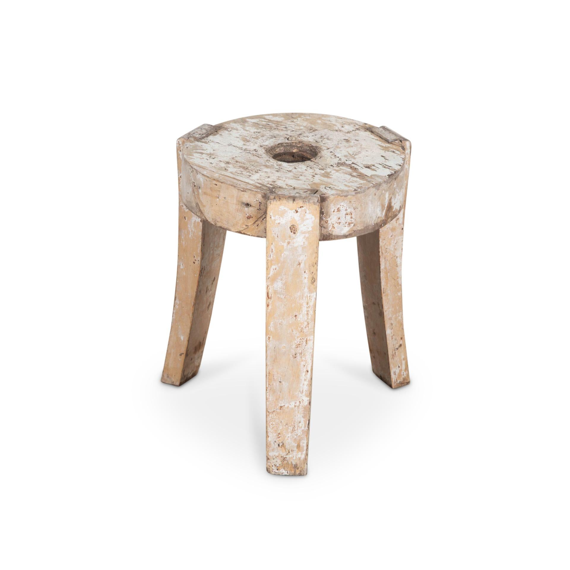 Magnifique tabouret de salon suédois du 19e siècle avec peinture usée par le temps. 
Pieds évasés et trou tourné au centre.