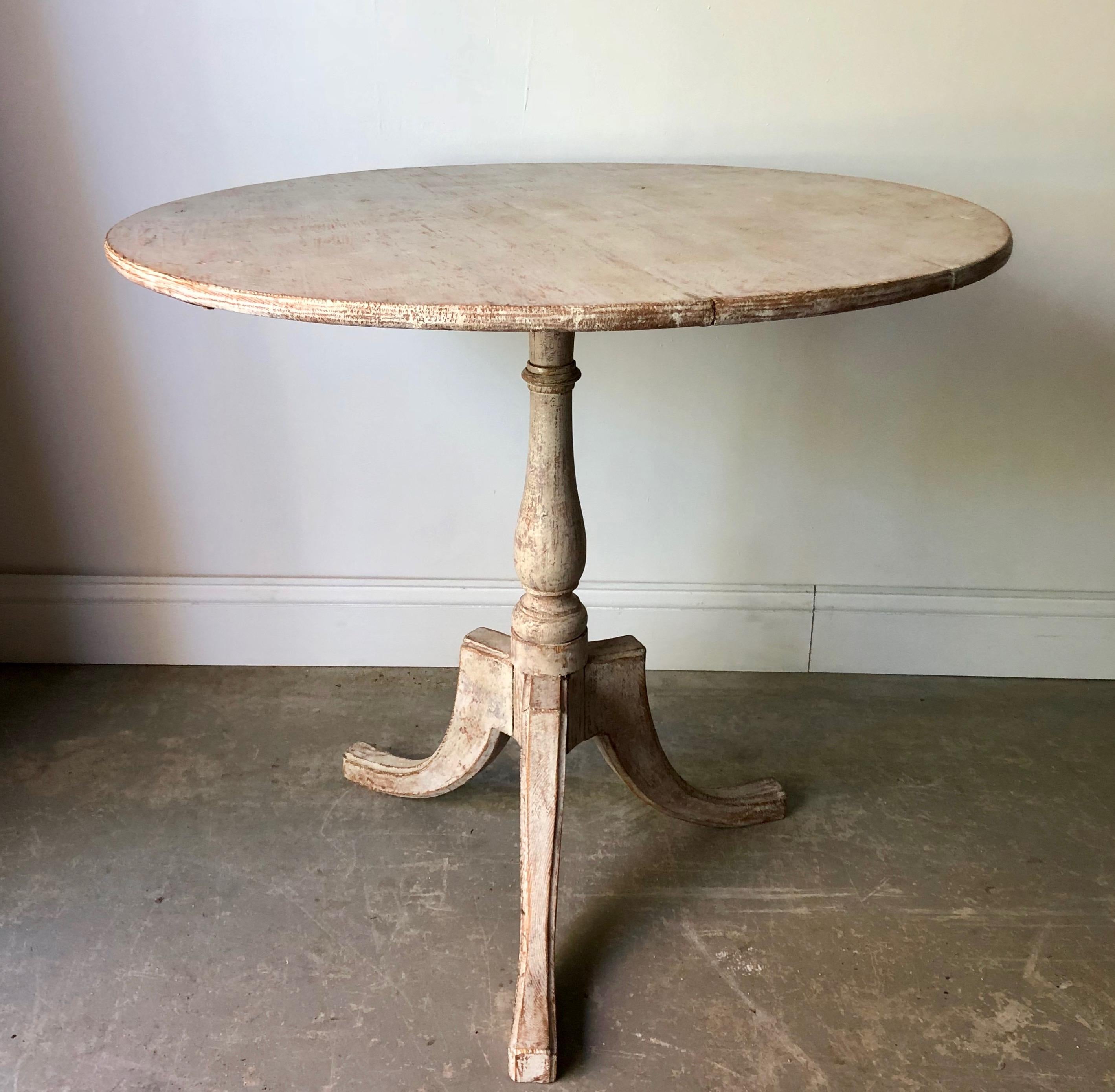A round tilt-top pedestal table with turned base supported by beautifully carved legs. Scrape back to traces of its original color.
Stockholm, Sweden, circa 1830-1840.
More than ever, we selected the best, the rarest, the unusual, the spectacular,