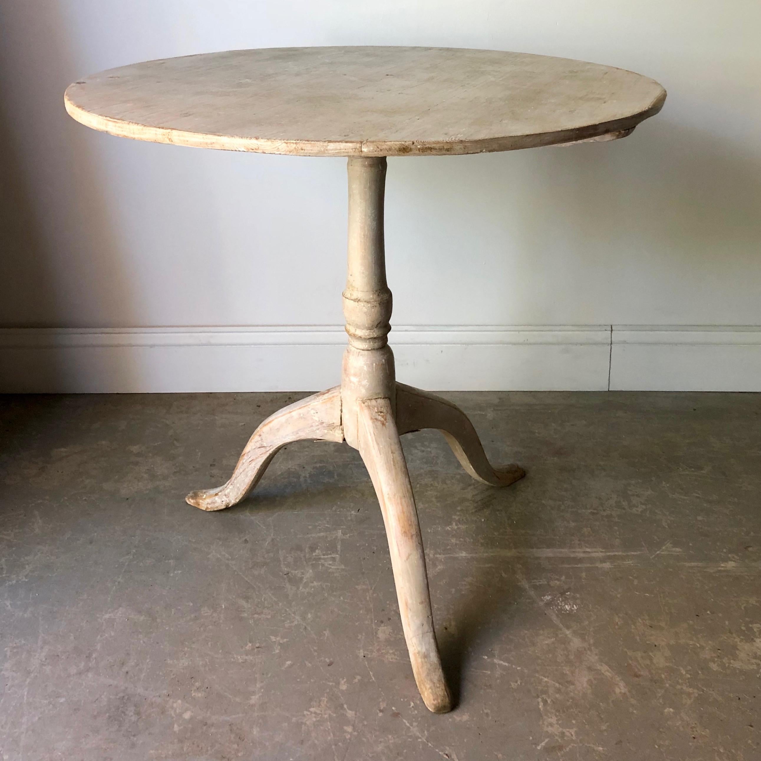19th century painted round top pedestal table with turned base supported by beautifully carved legs. Scraped pack to traces of its original paint.
Värmland, Sweden, circa 1840.

  