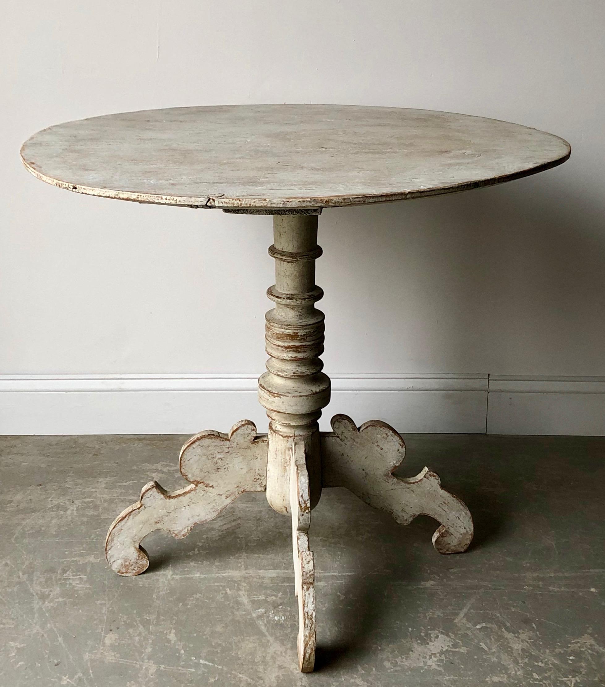 A charming large round pedestal table with turned base supported by beautifully carved legs.
Värmland, Sweden, circa 1840-1850.
More than ever, we selected the best, the rarest, the unusual, the spectacular, the most charming, what makes people