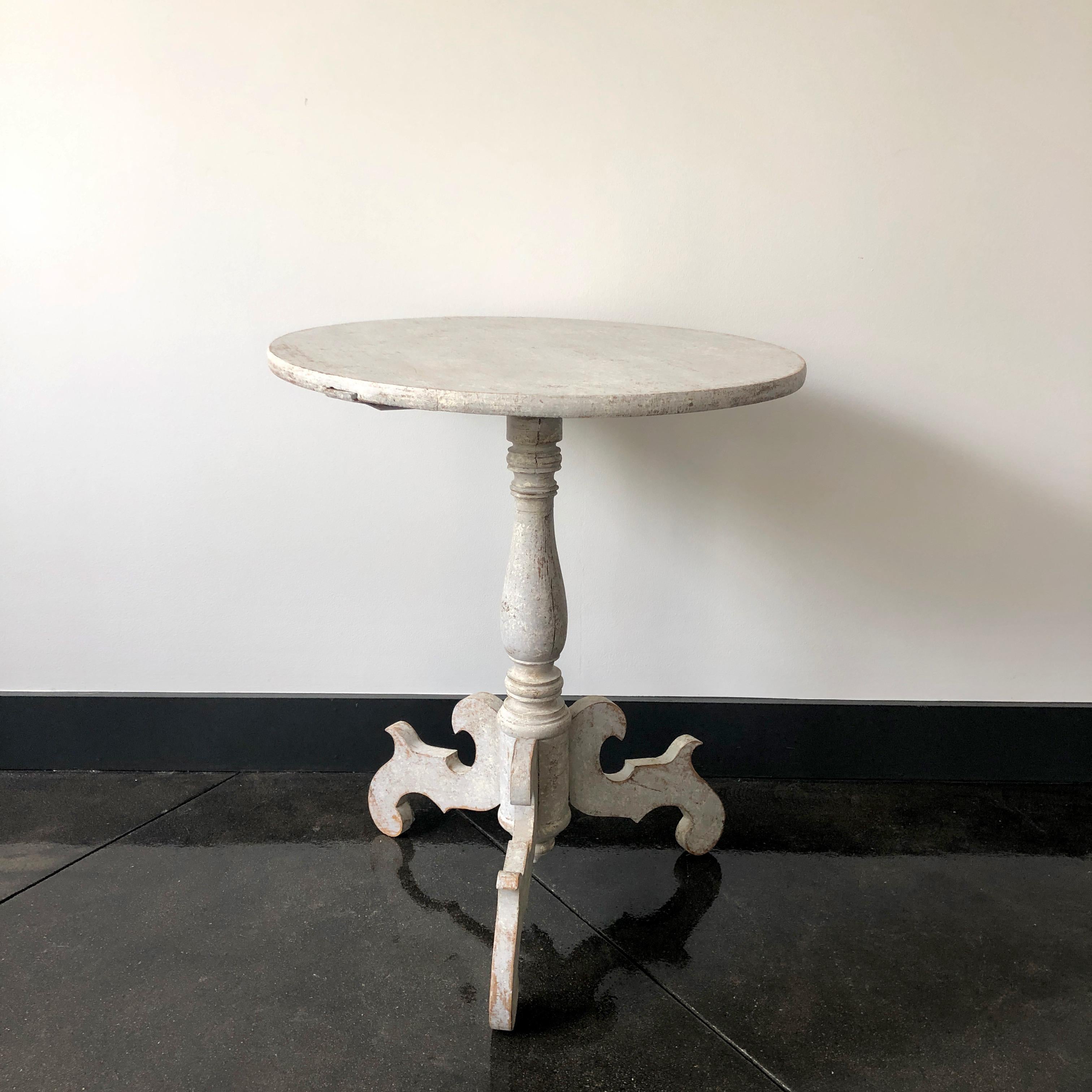 A charming large round pedestal table with turned base supported by beautifully carved legs.
Värmland, Sweden, circa 1840-1850.