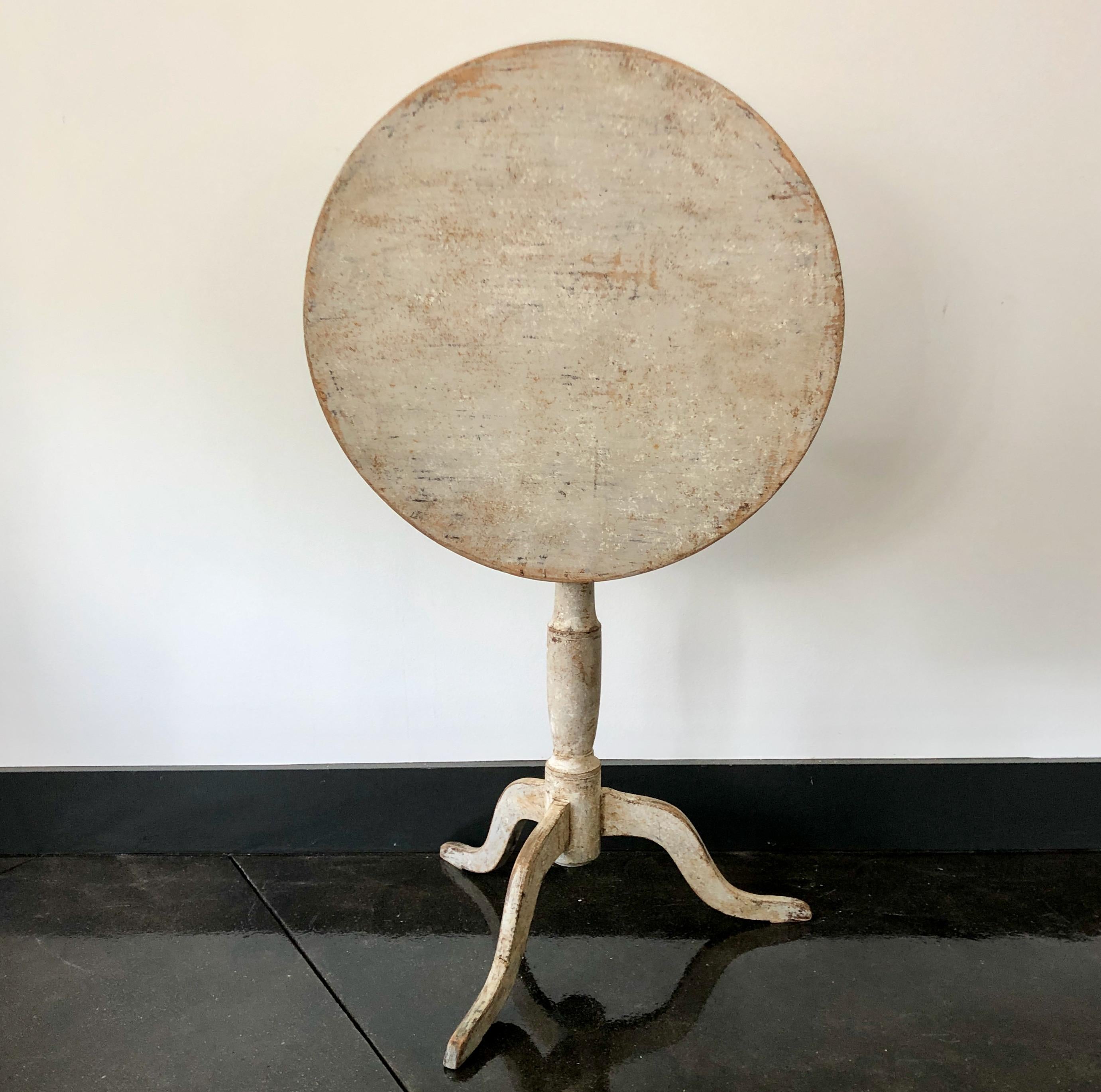19th century Swedish round tilt top pedestal table with turned base supported by beautifully carved legs. Scraped back to traces of its original color.
Stockholma, Sweden circa 1830-1840.