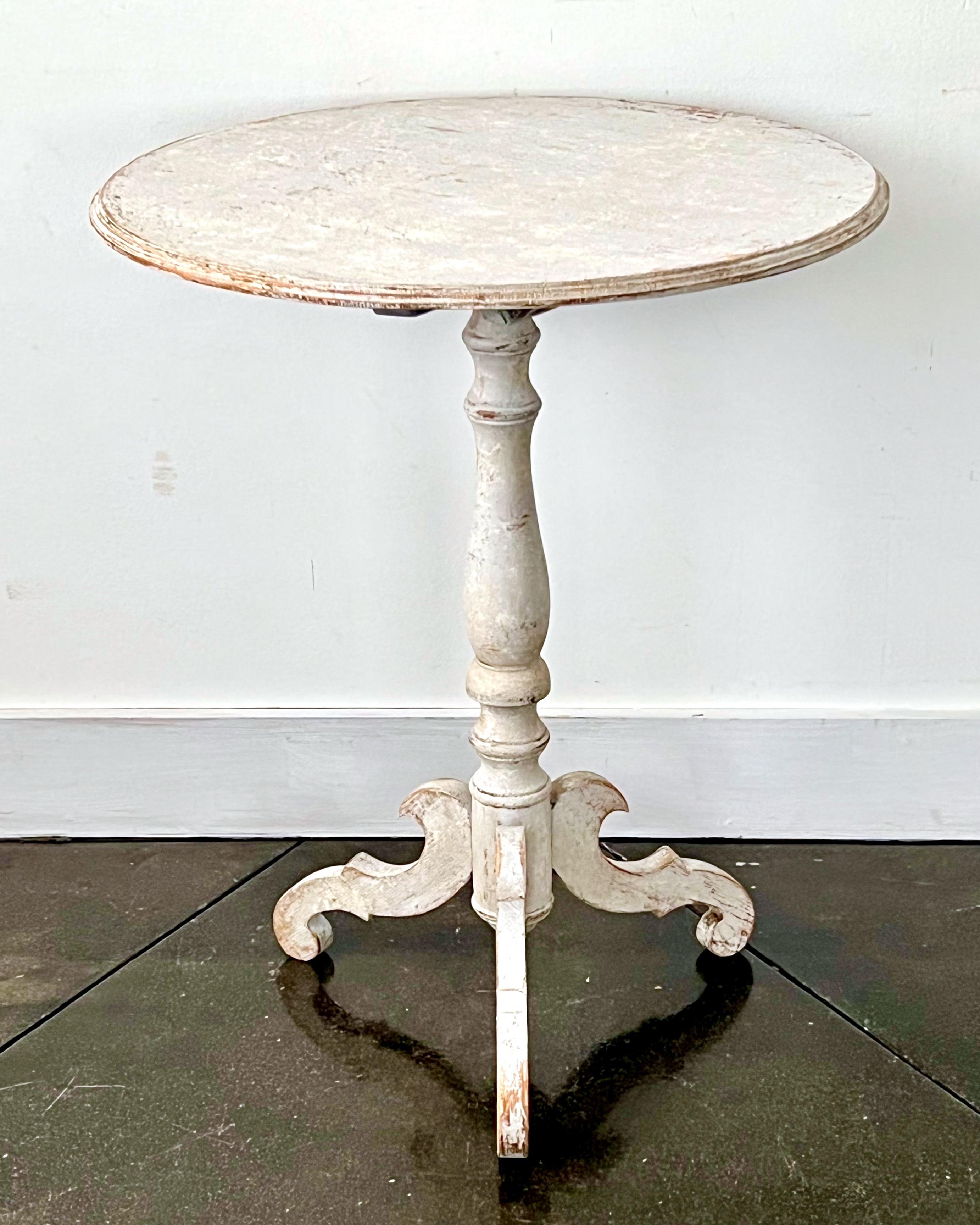 Guéridon suédois du 19ème siècle Bon état - En vente à Charleston, SC