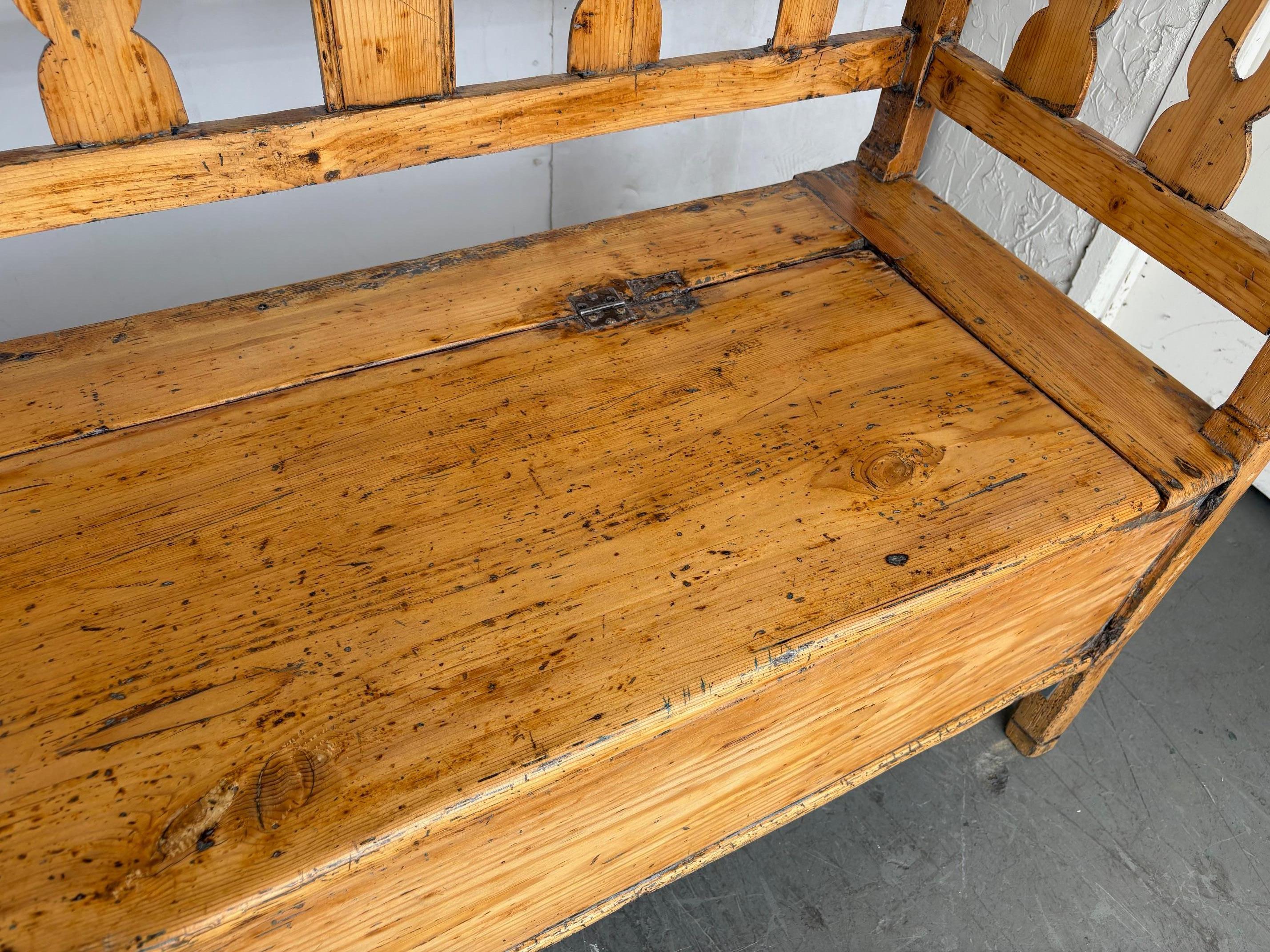 Banc en pin suédois du XIXe siècle Abîmé - En vente à Pomona, CA