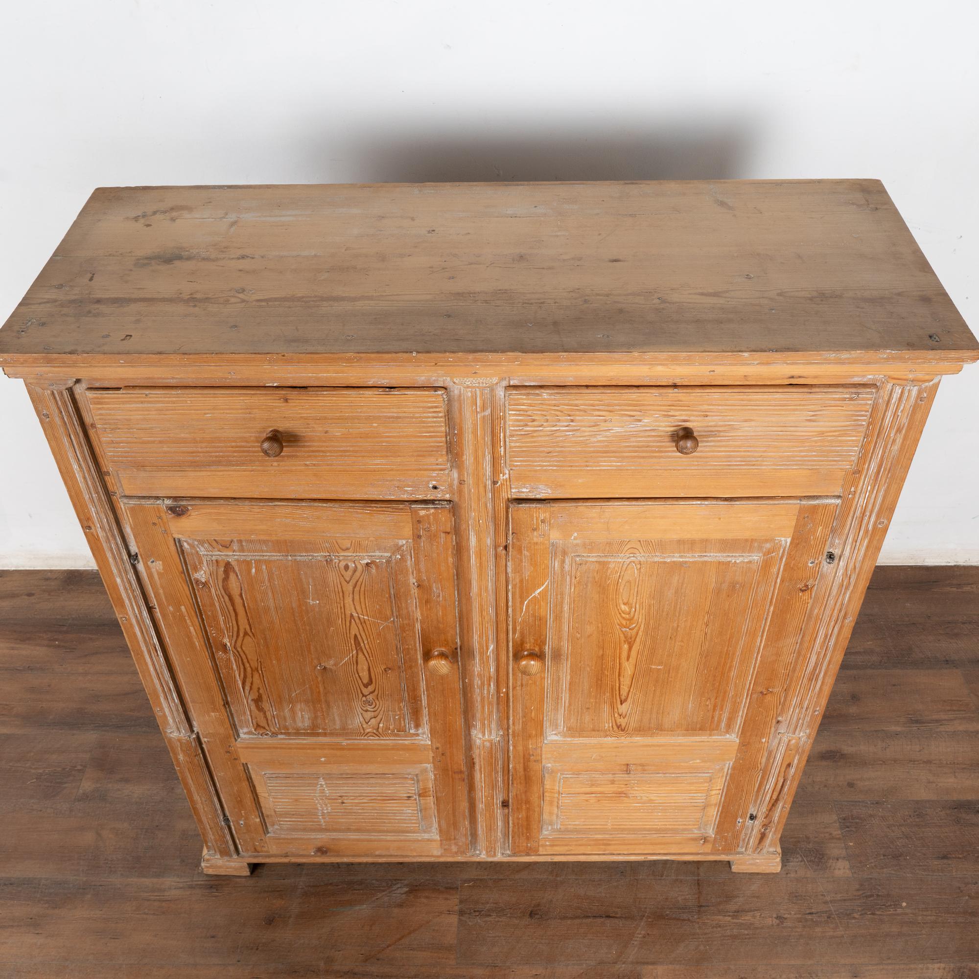 Credenza svedese in pino del XIX secolo In condizioni discrete in vendita a Round Top, TX