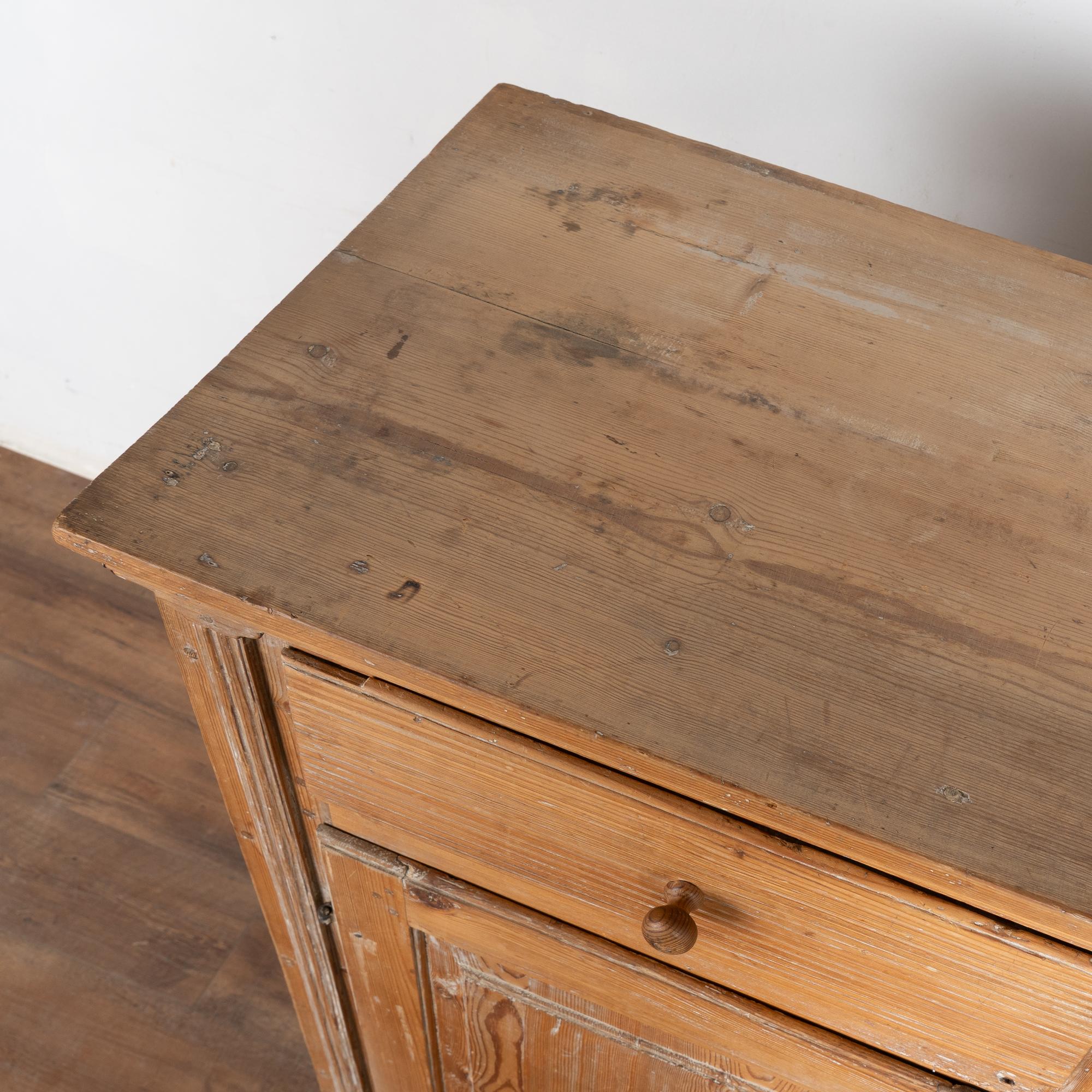 Metallo Credenza svedese in pino del XIX secolo in vendita