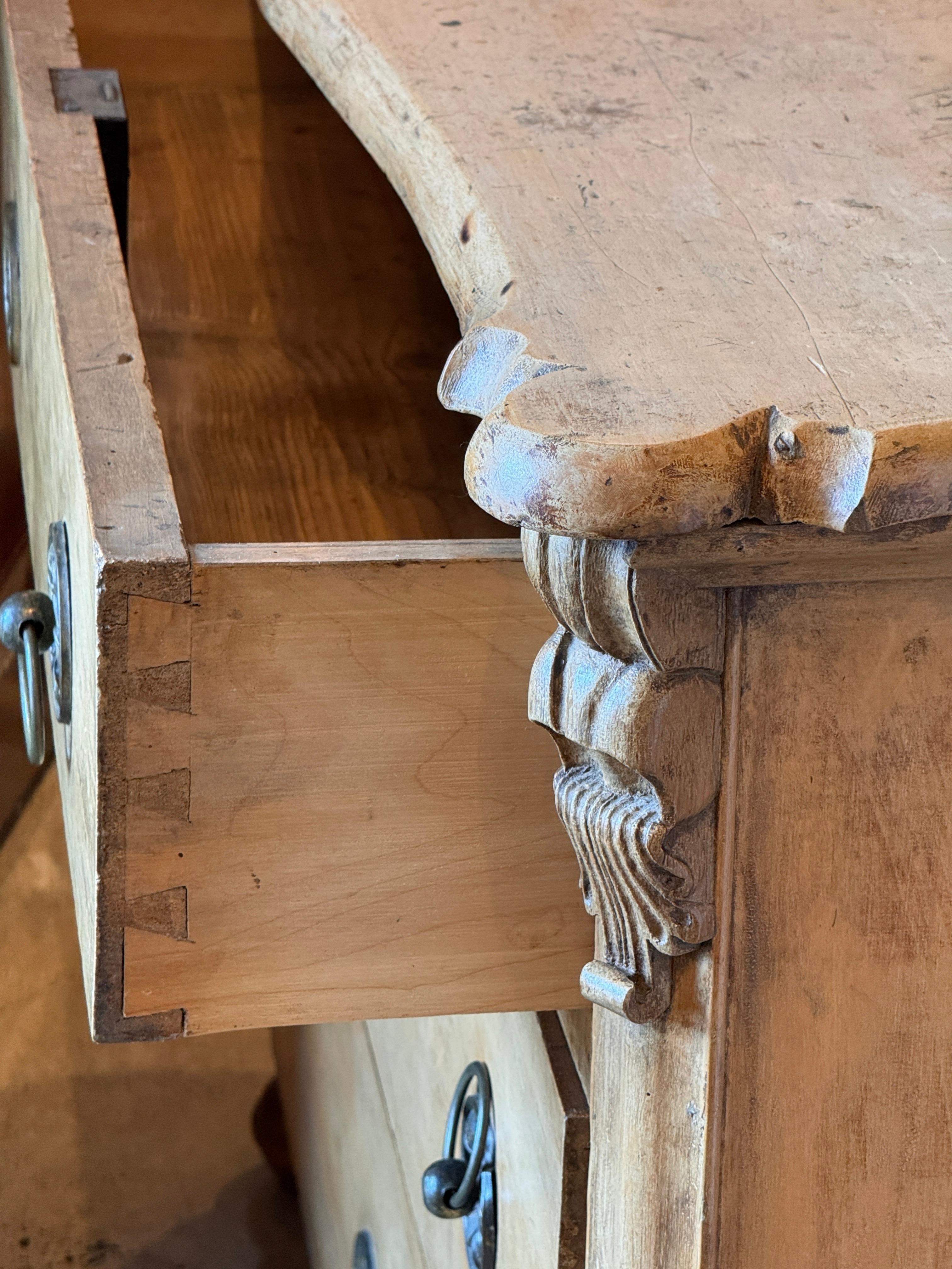 Commode svedese in pino del XIX secolo in vendita 6