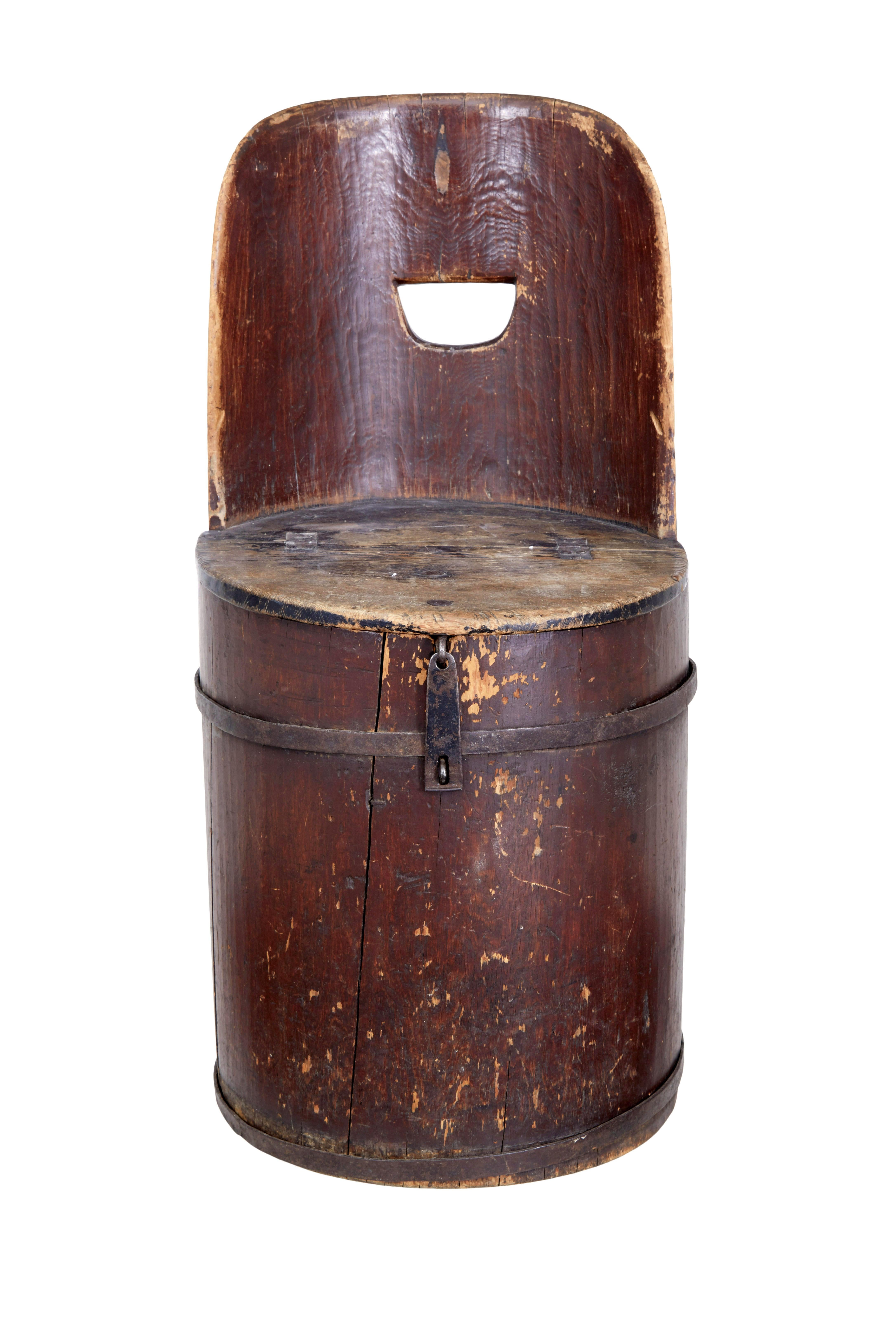 Sedia scavata in pino svedese del XIX secolo, circa 1870.

Tradizionale mobile rustico svedese che utilizza un tronco d'albero per formare un mobile.  Ricavato a mano da un tronco per formare una piccola seduta con coperchio per riporla.  Ideale nel